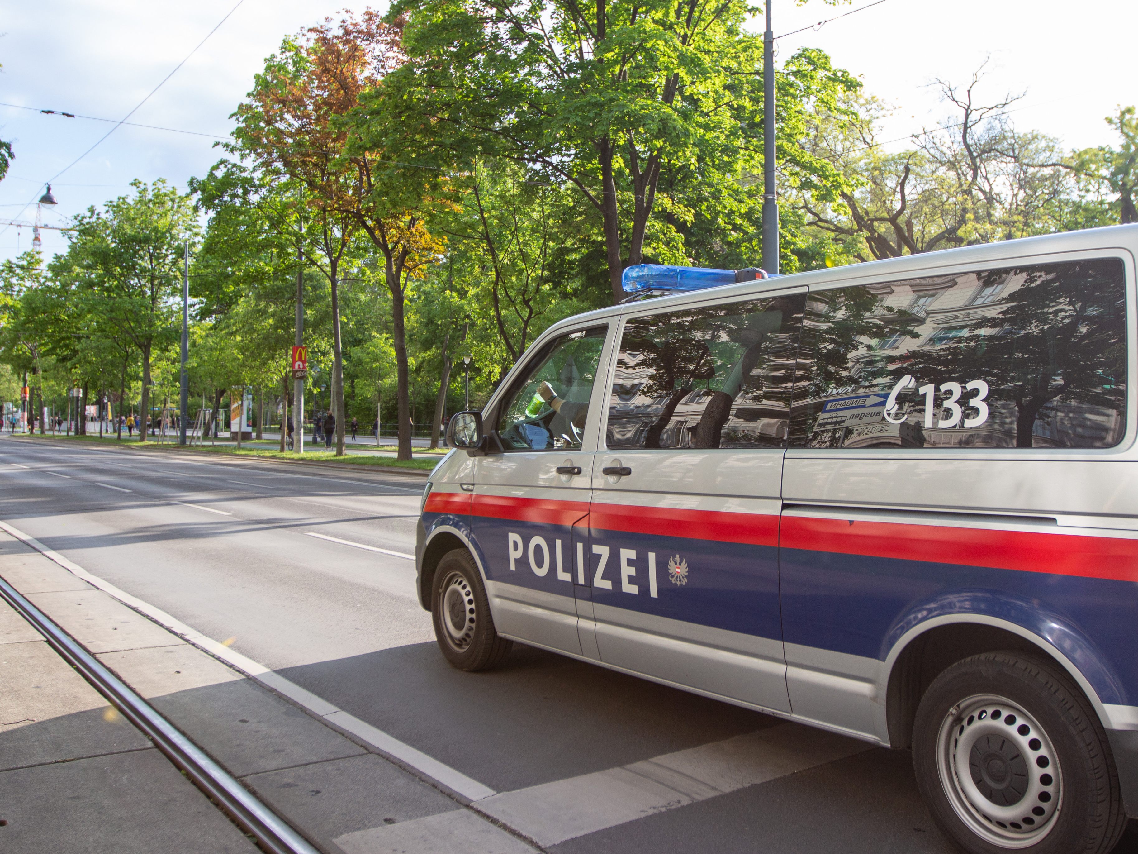 "Das Verhalten des Kollegen ist für uns nicht nachvollziehbar", so die Wiener Polizei via Twitter. "Das Verhalten des Kollegen ist für uns nicht nachvollziehbar", so die Wiener Polizei via Twitter.