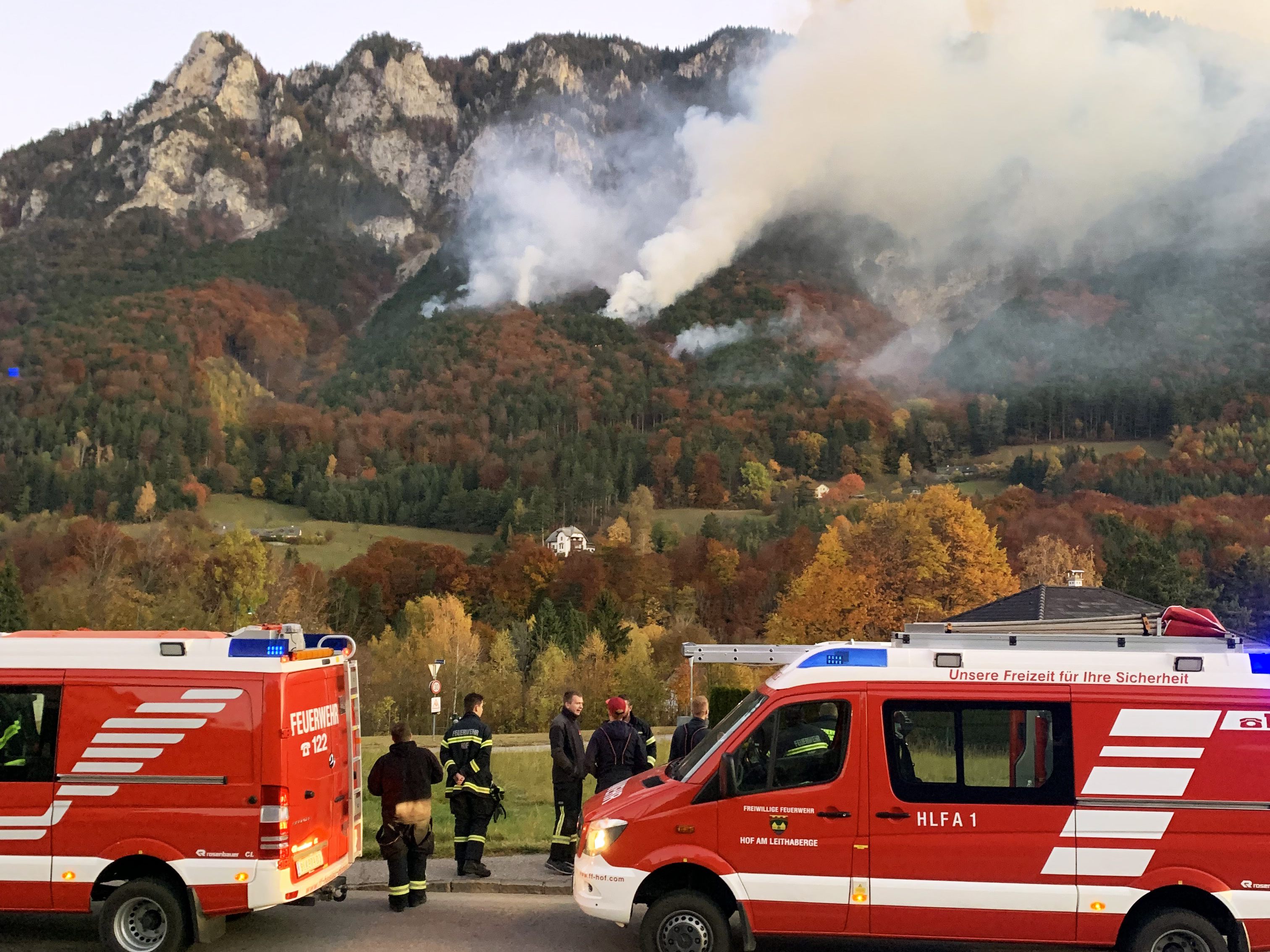 200 Feuerwehrleute überwachten den Waldbrand in der Rax-Region in der Nacht auf Freitag. 200 Feuerwehrleute überwachten den Waldbrand in der Rax-Region in der Nacht auf Freitag.
