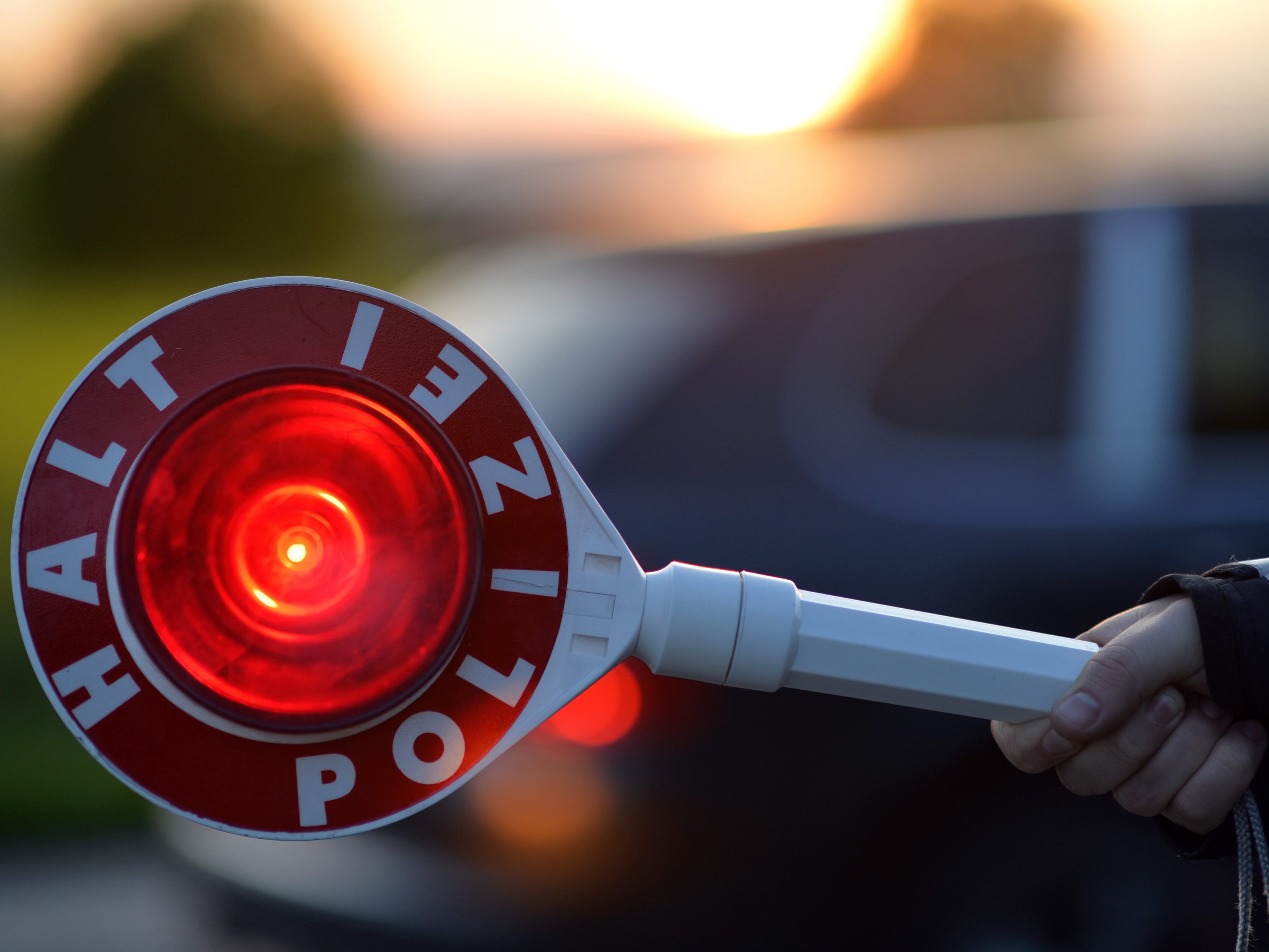 Ein Pkw-Fahrer in Wien-Floridsdorf ignorierte am Donnerstagabend die Anhalteaufforderungen der Polizei.