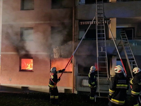 Nach einem Brand in einem Mehrparteienhaus im Bezirk Lilienfeld wurde die Leiche einer Frau entdeckt.