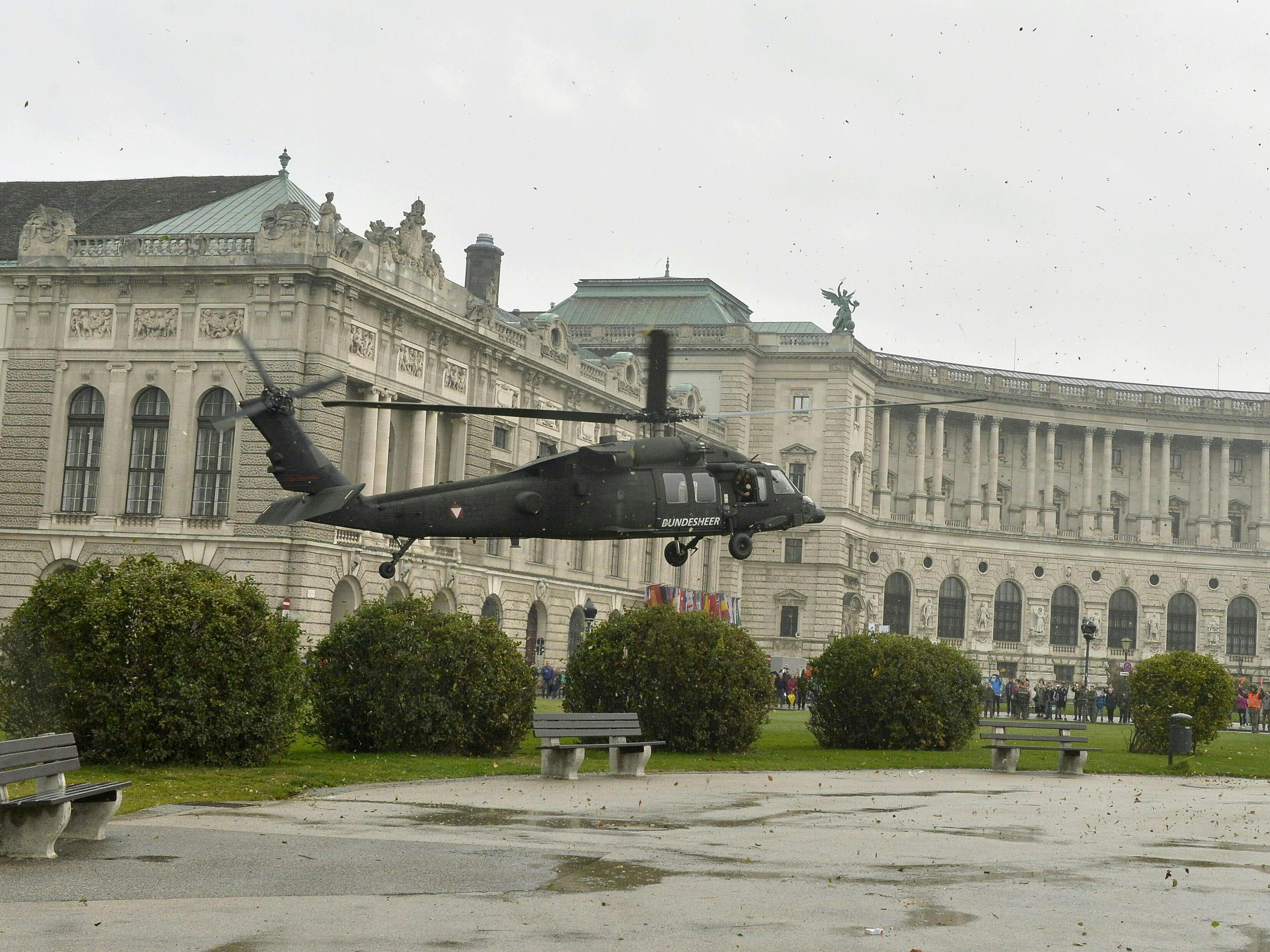 Der Heldenplatz wird am Nationalfeiertag abgesperrt, es gibt keine Leistungsschau. Der Heldenplatz wird am Nationalfeiertag abgesperrt, es gibt keine Leistungsschau.