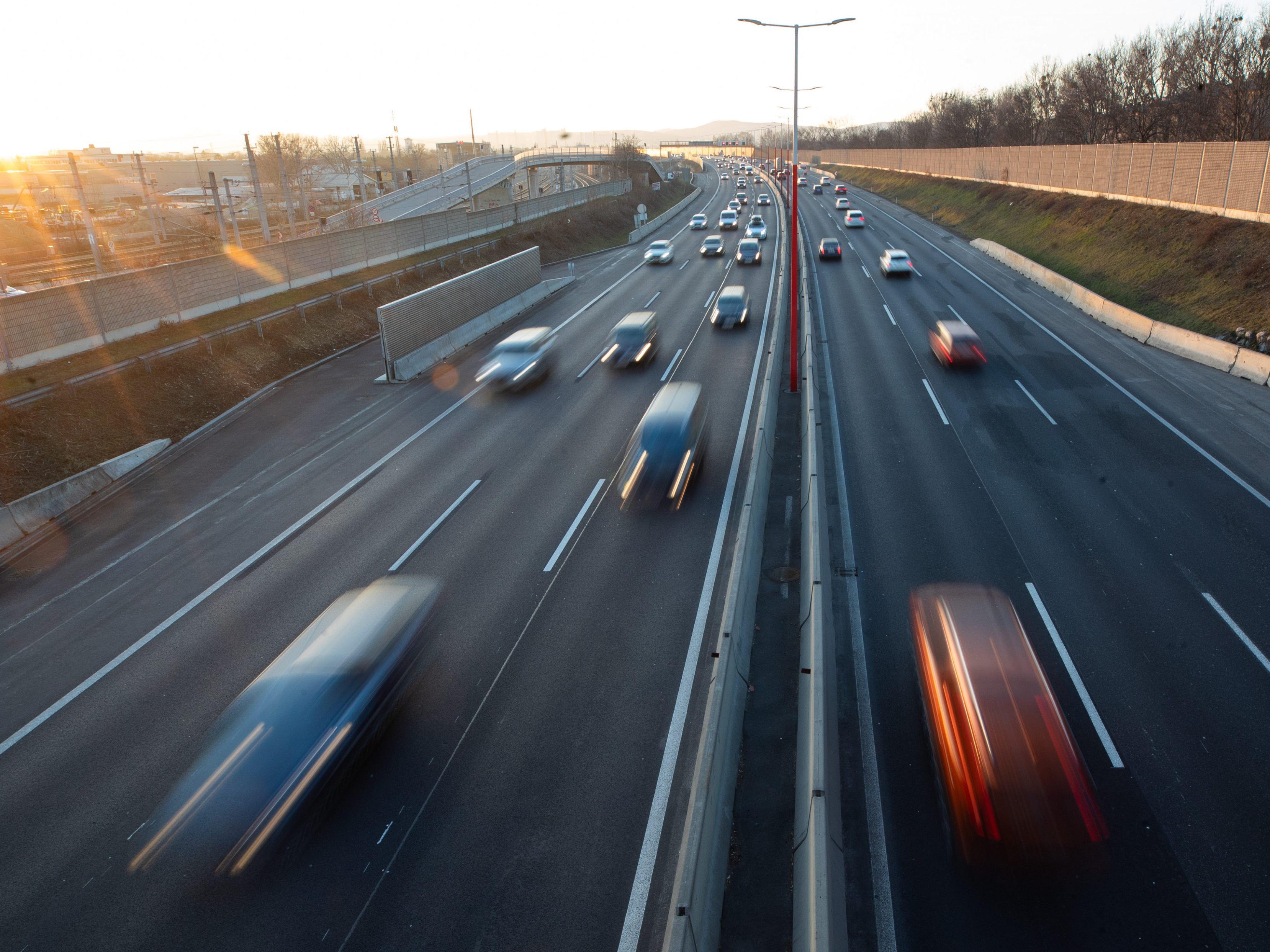 Autofahrer legen an den teuersten Tankstellen laut ÖAMTC rund 1,7 Euro für einen Liter Sprit auf den Tisch. Autofahrer legen an den teuersten Tankstellen laut ÖAMTC rund 1,7 Euro für einen Liter Sprit auf den Tisch.