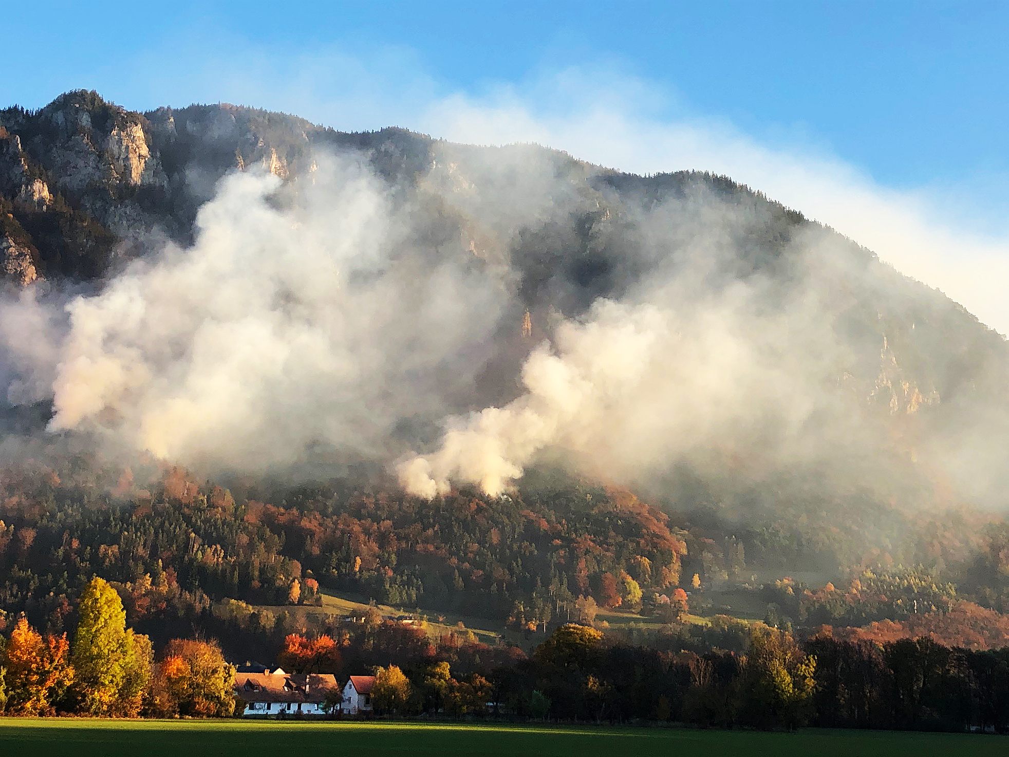 Der Waldbrand in der Rax-Region tobte am Samstag weiter. Der Waldbrand in der Rax-Region tobte am Samstag weiter.