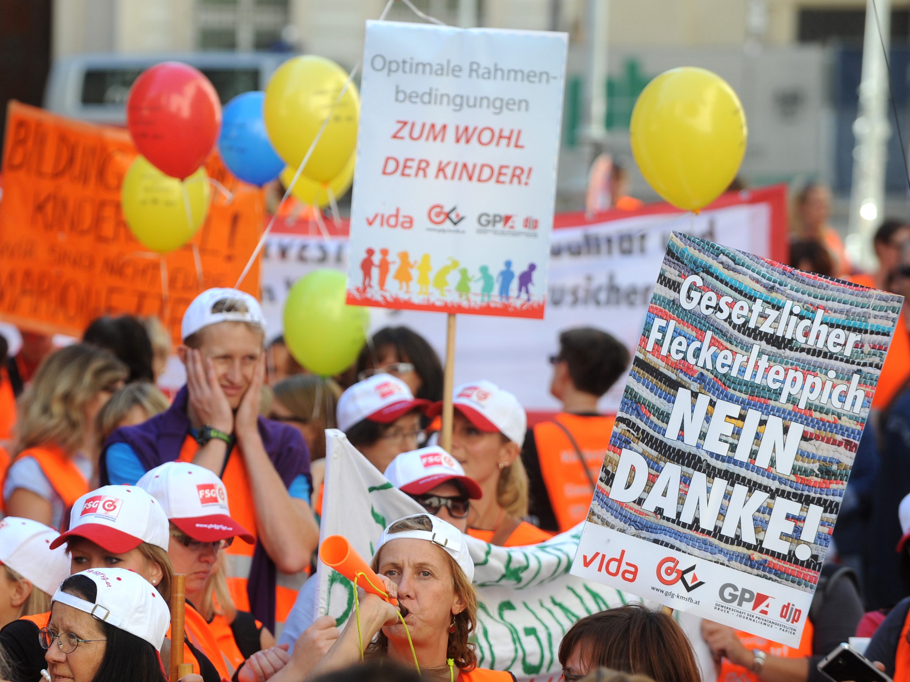 Zu große Kindergartengruppen und zu wenige Pädagogen, die Mitarbeiter der elementaren Bildungseinrichtungen demonstrierten am Dienstag in Wien.