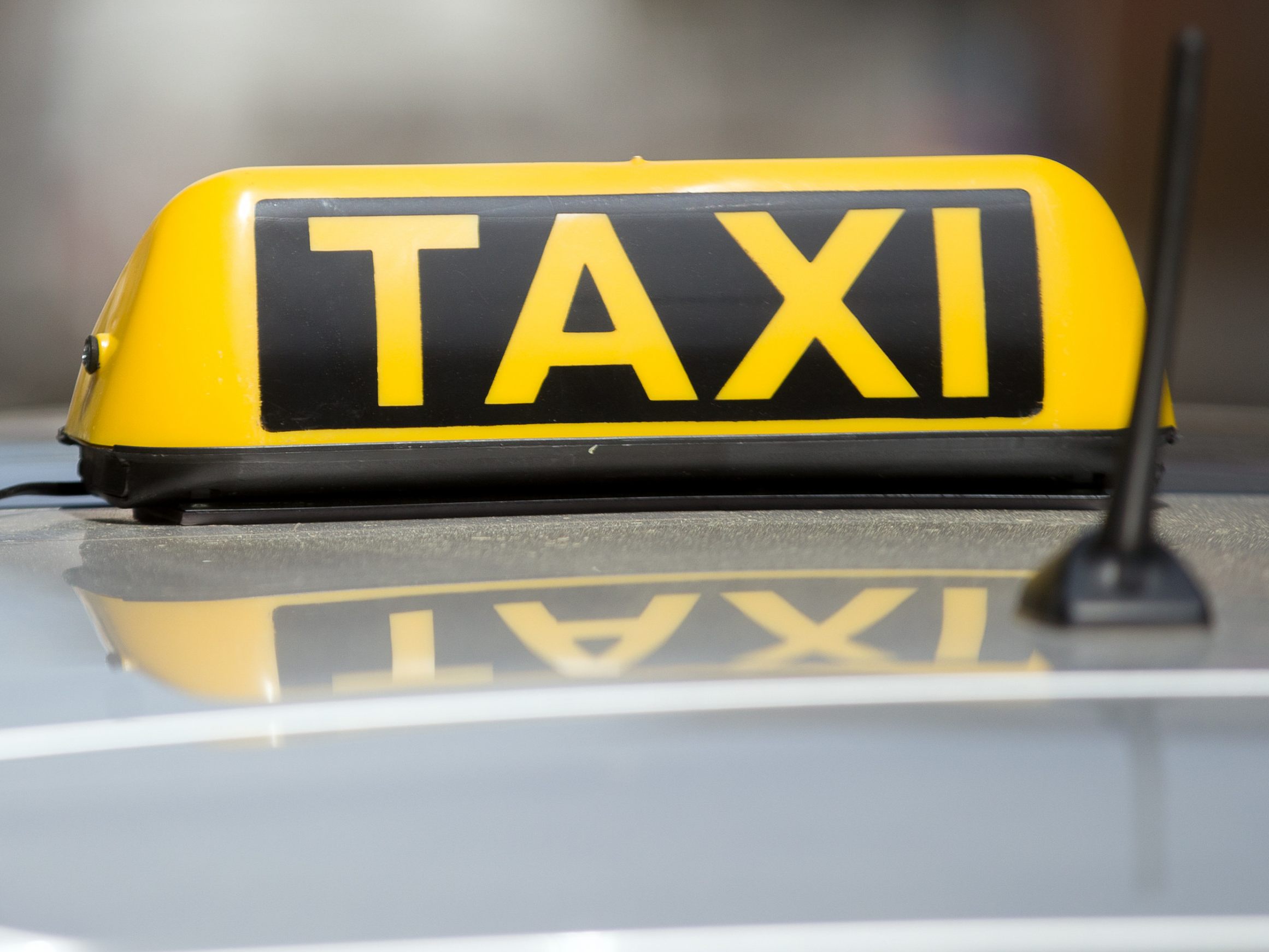 Der große Mangel an Taxifahrern sei laut Uber-Chef der strengen Prüfung geschuldet. Der große Mangel an Taxifahrern sei laut Uber-Chef der strengen Prüfung geschuldet.