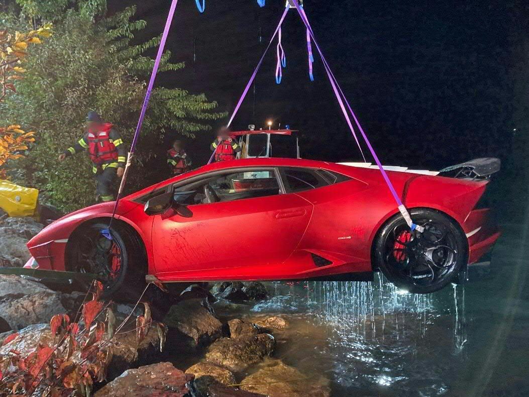 Der Lenker konnte sich selbst aus dem Sportwagen befreien und ans Ufer schwimmen.