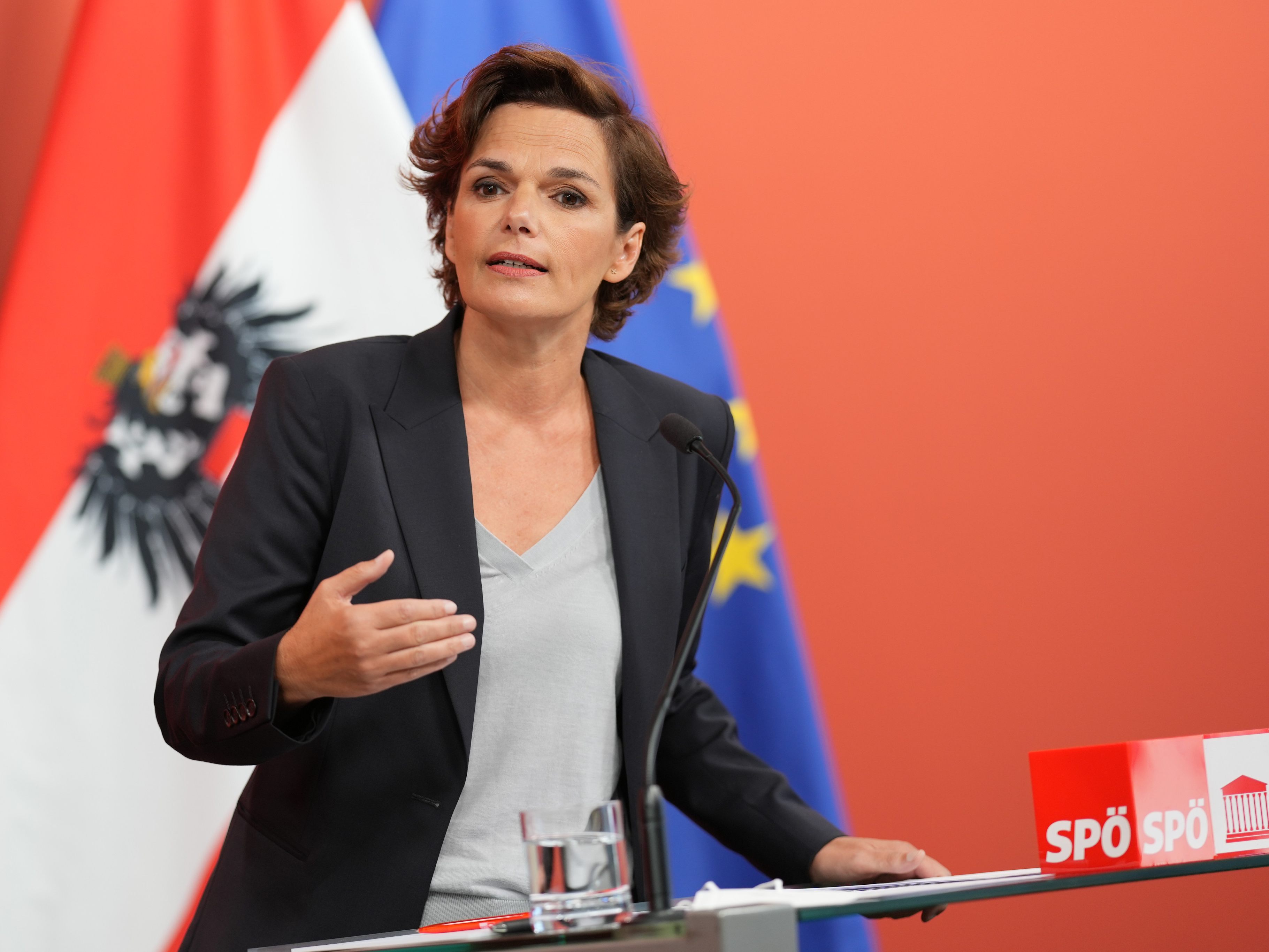 SPÖ-Bundesparteivorsitzende Pamela Rendi-Wagner fordert eine befristete Umsatzsteuer-Halbierung für Gas und Strom.