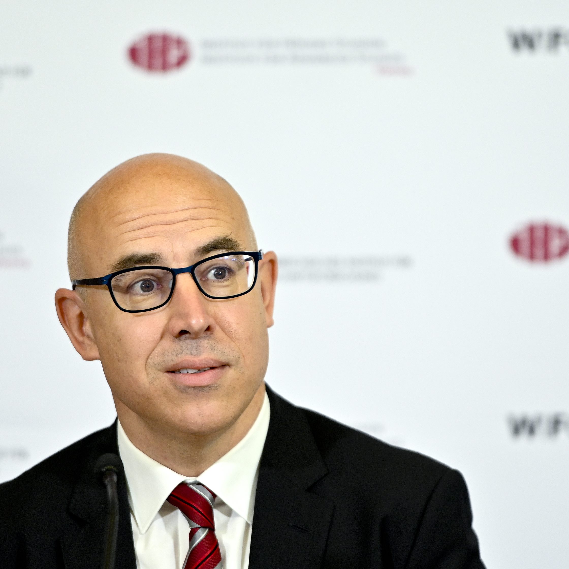 Wirtschaftsforscher, wie Wifo-Chef Gabriel Felbermayr sehen wiederkehrende Regierungskrise als Hemmschuh für den Standort Österreich.