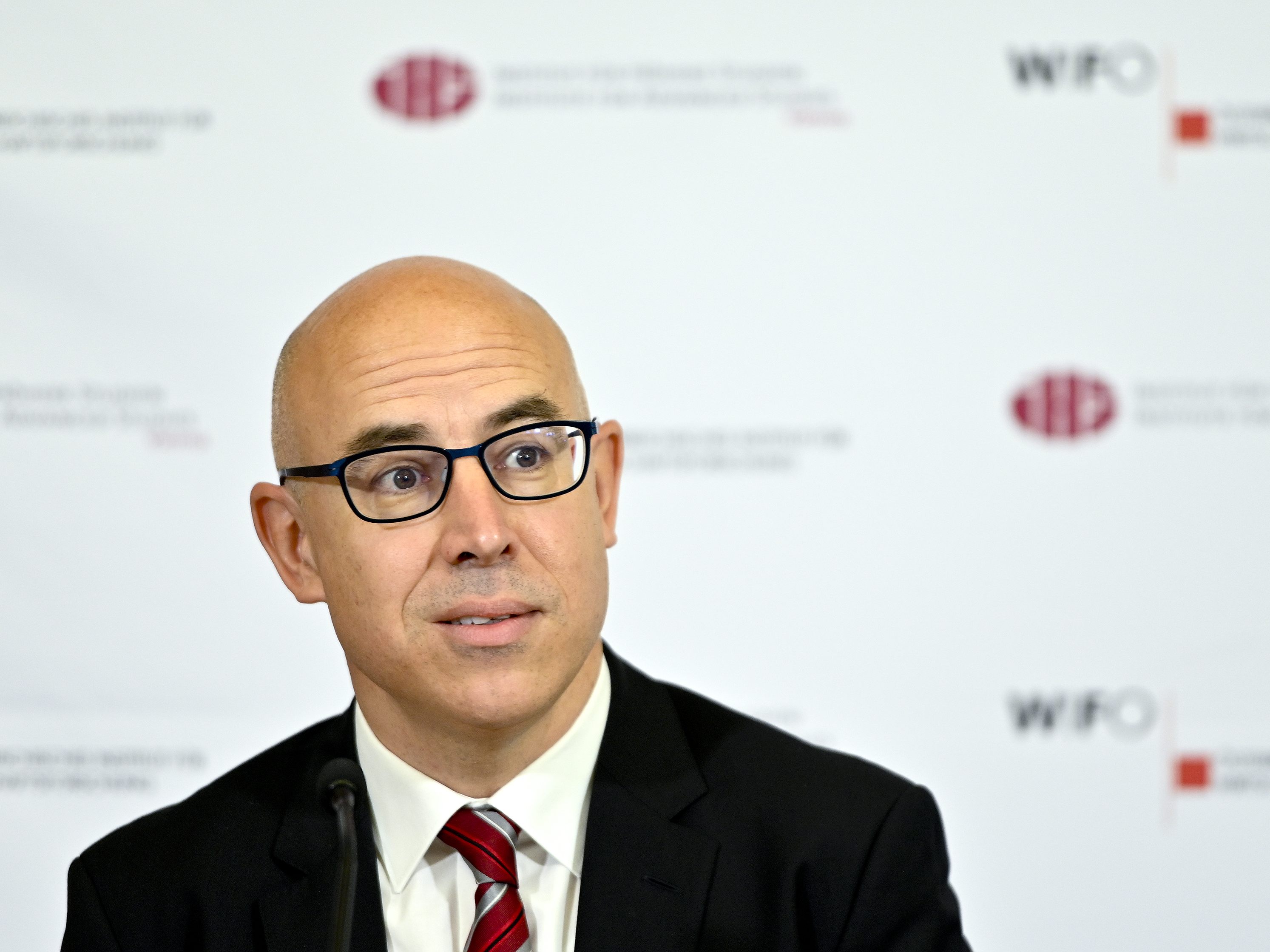 Wirtschaftsforscher, wie Wifo-Chef Gabriel Felbermayr sehen wiederkehrende Regierungskrise als Hemmschuh für den Standort Österreich. Wirtschaftsforscher, wie Wifo-Chef Gabriel Felbermayr sehen wiederkehrende Regierungskrise als Hemmschuh für den Standort Österreich.