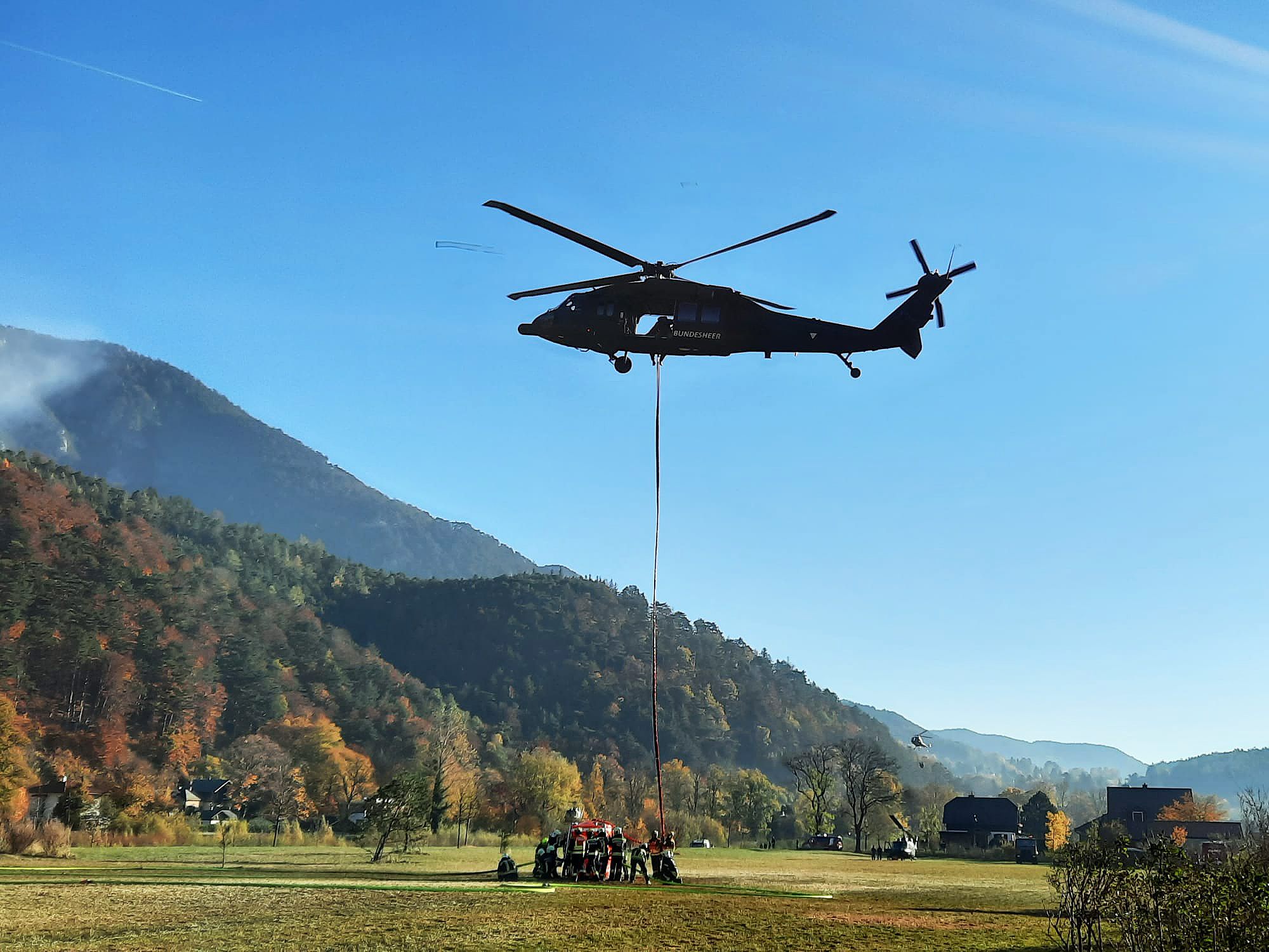 Der Waldbrand im Rax-Gebiet wütet weiter. Auf dem Bild ist ein Bundesheer-Hubschrauber beim abheben mit Löschwasser am Samstag, 30. Oktober 2021 zu sehen. Jetzt sollen auch Fluggeräte aus dem Ausland bei der Brandbekämpfung helfen. Der Waldbrand im Rax-Gebiet wütet weiter. Auf dem Bild ist ein Bundesheer-Hubschrauber beim abheben mit Löschwasser am Samstag, 30. Oktober 2021 zu sehen. Jetzt sollen auch Fluggeräte aus dem Ausland bei der Brandbekämpfung helfen.