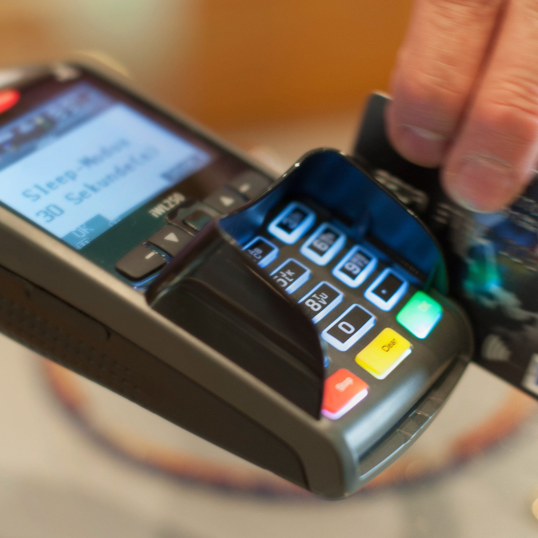 Im internationalen Vergleich ist bargeldloses Zahlen in Österreich noch immer wenig beliebt.