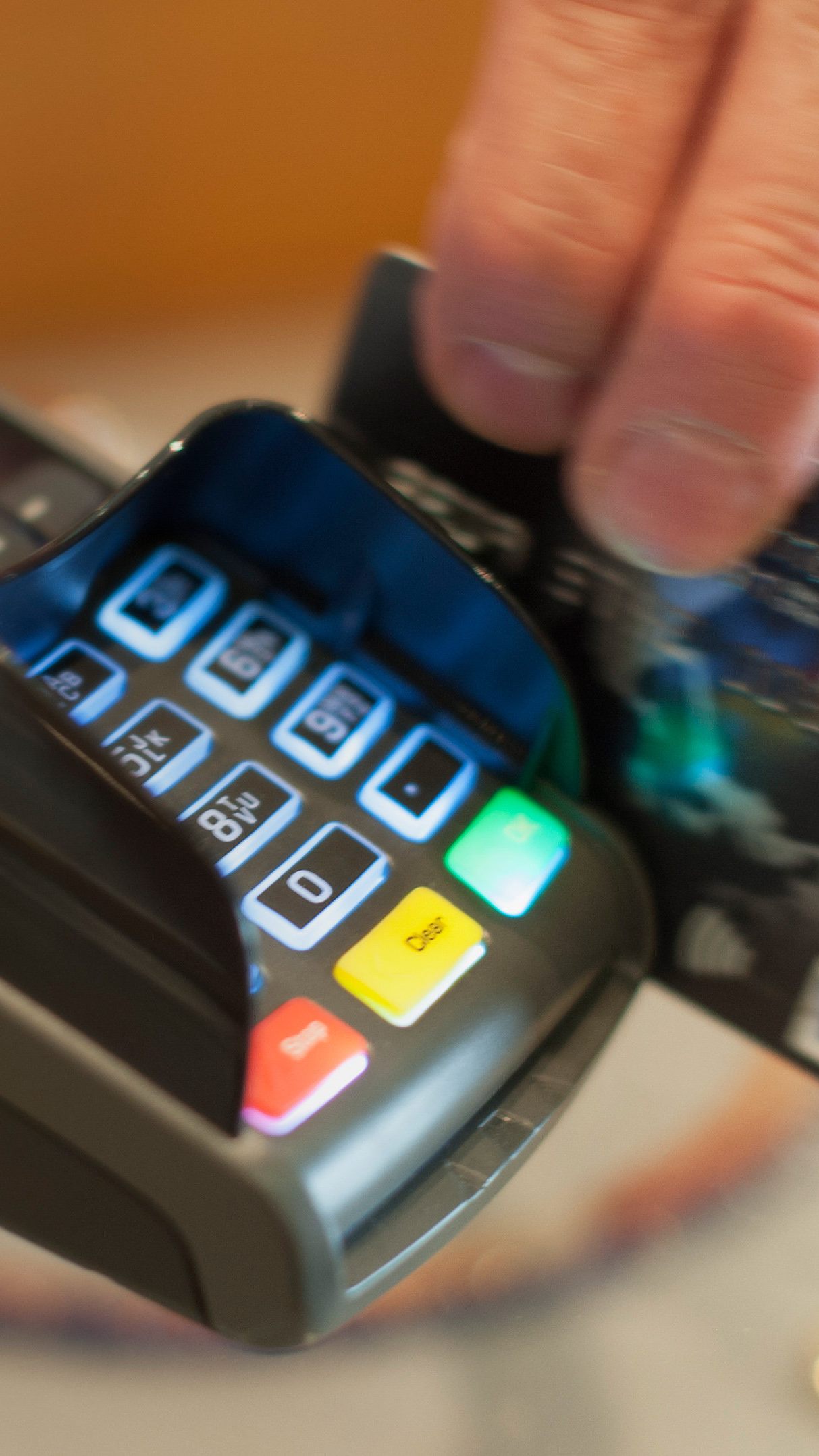 Im internationalen Vergleich ist bargeldloses Zahlen in Österreich noch immer wenig beliebt.