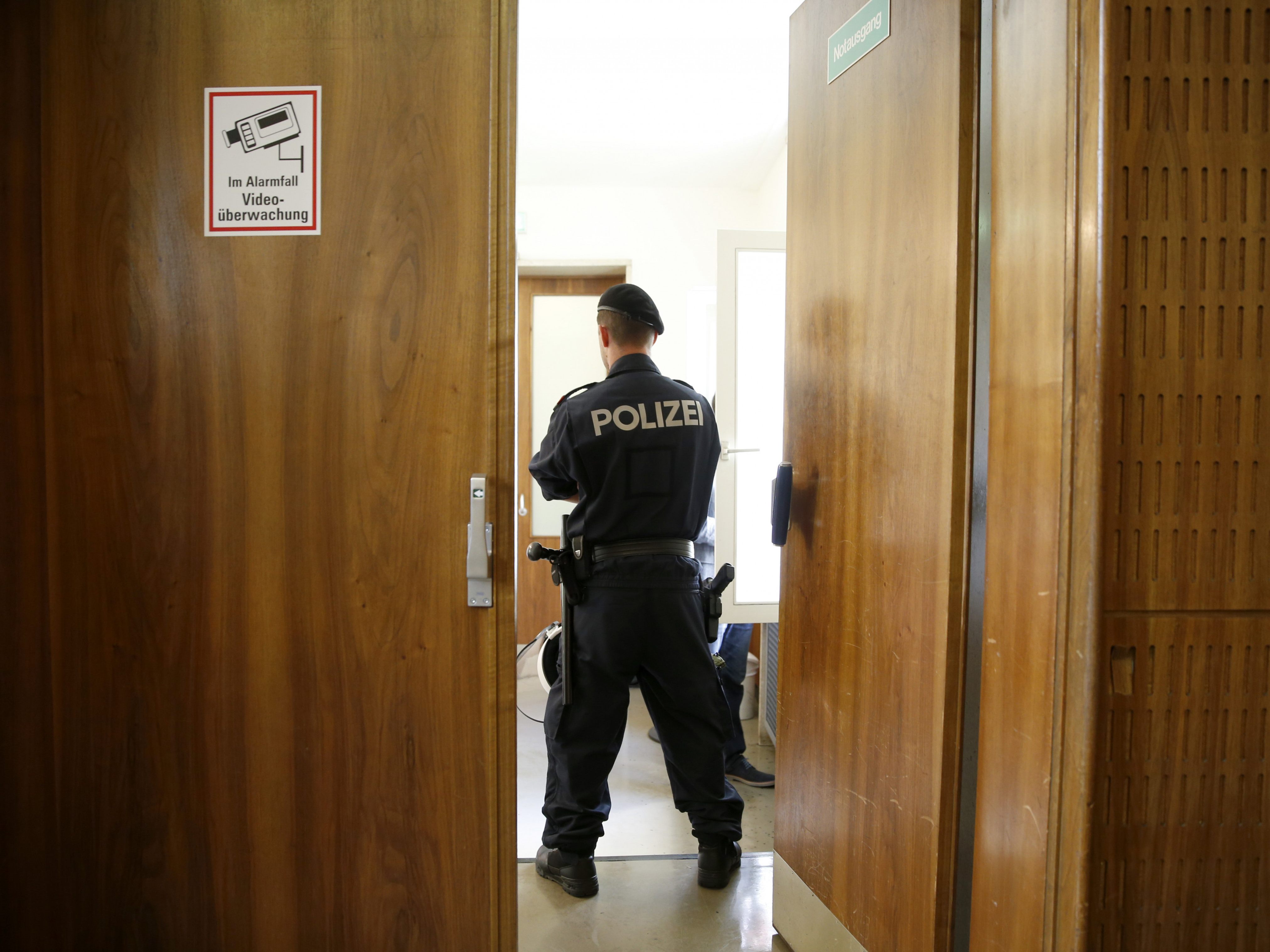 Jener 30-Jährige, der dem Wiener Terror-Attentäter falsche Papiere zur Ausreise nach Syrien beschaffen wollte, steht am Freitag in Linz vor Gericht. Jener 30-Jährige, der dem Wiener Terror-Attentäter falsche Papiere zur Ausreise nach Syrien beschaffen wollte, steht am Freitag in Linz vor Gericht.