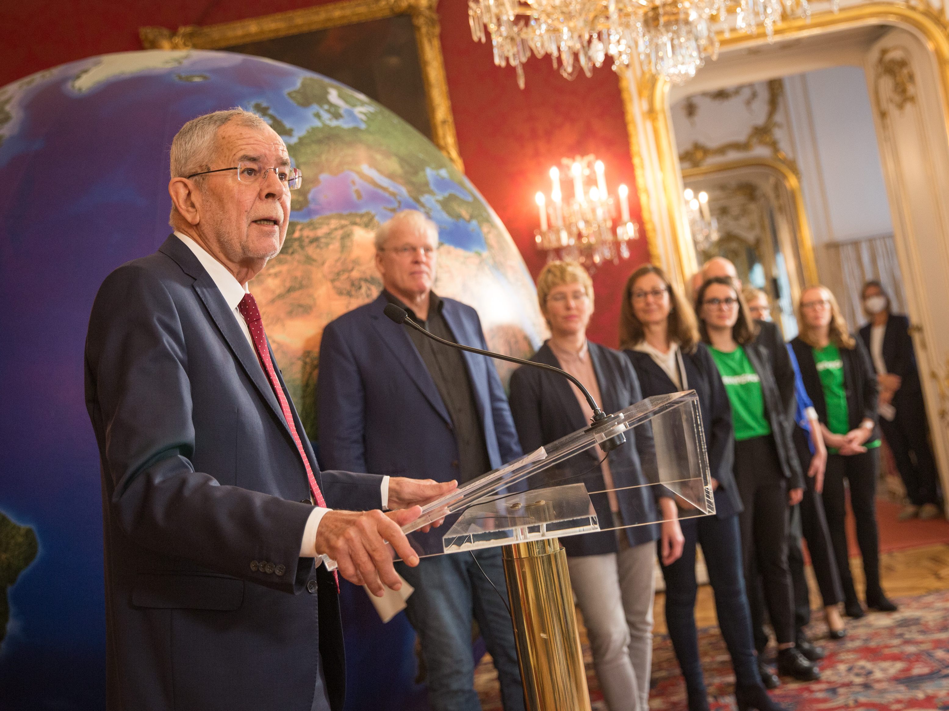 Anlässlich des 50. Geburtstags der Umwelt-NGO Greenpeace hat Bundespräsident Alexander Van der Bellen der Organisation bei einem persönlichen Termin am Montag in der Hofburg gratuliert