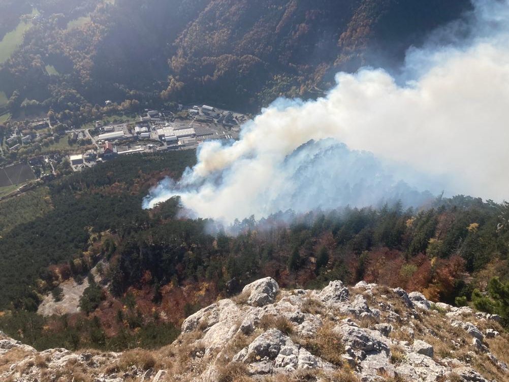 Der Waldbrand im Rax-Gebiet hat Anfang der Woche begonnen. Der Waldbrand im Rax-Gebiet hat Anfang der Woche begonnen.