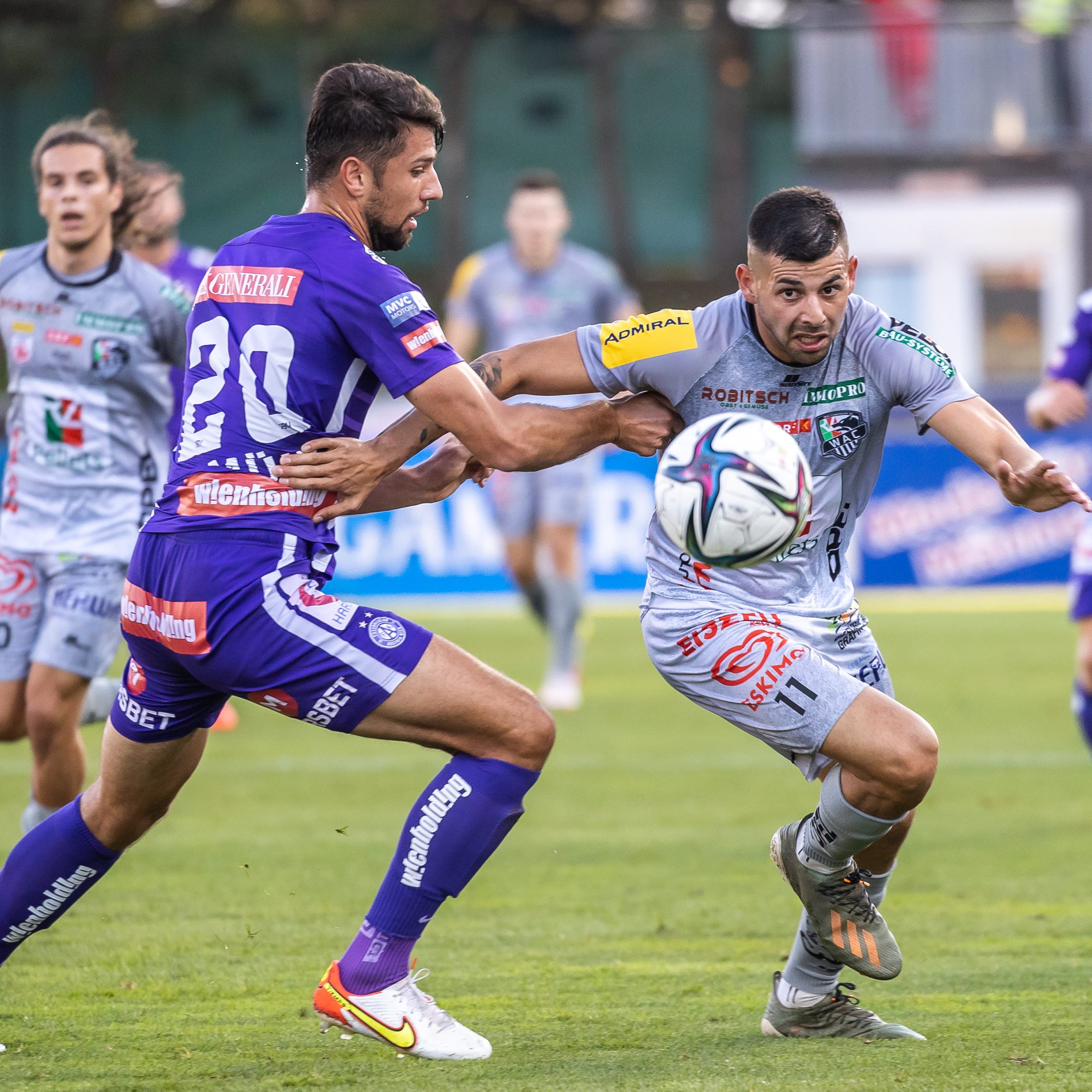Lukas Mühl (FK Austria Wien) im Zweikampf gegen Tai Baribo (WAC) beim Bundesliga-Spiel am Samstag.