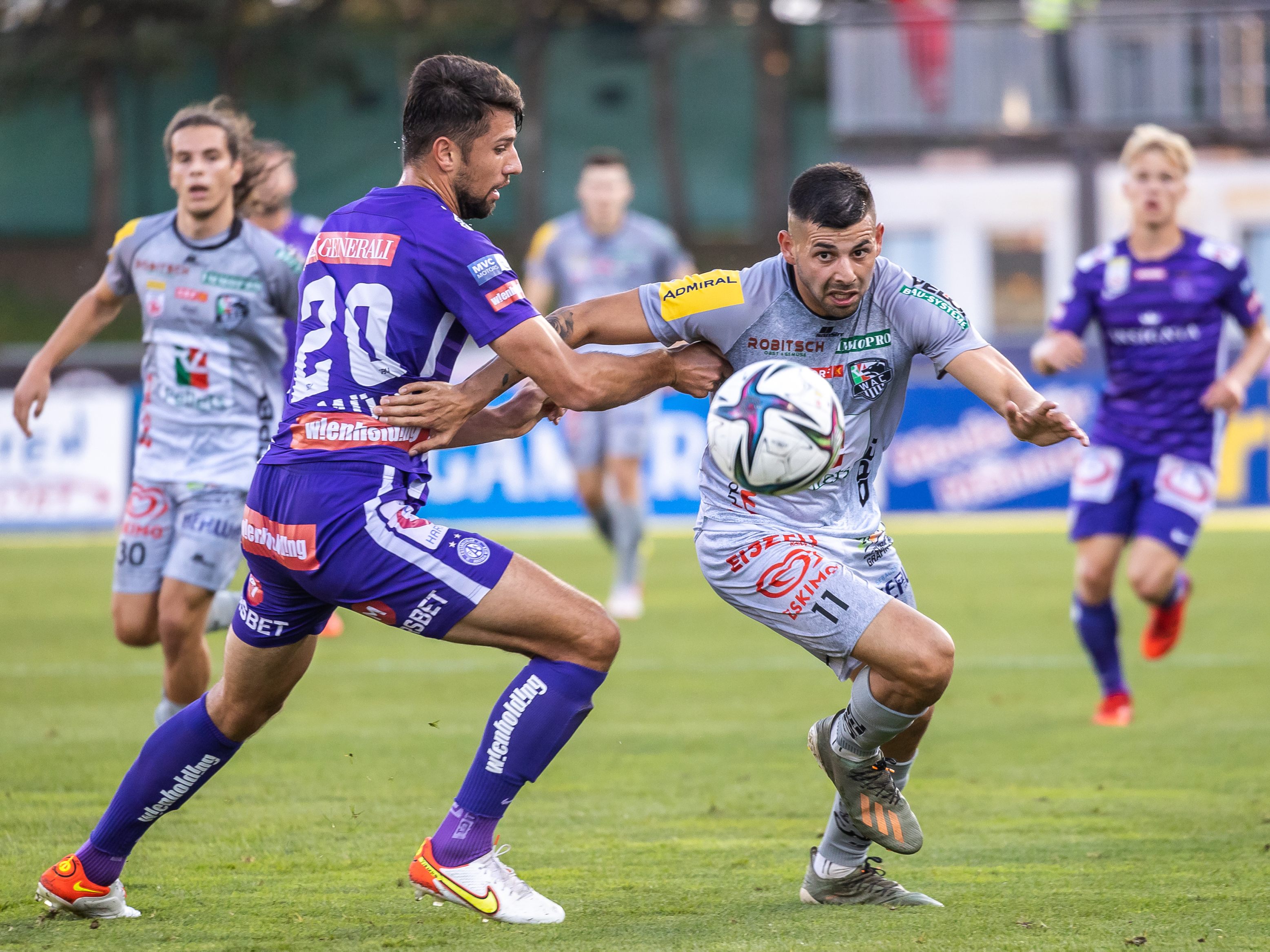 Lukas Mühl (FK Austria Wien) im Zweikampf gegen Tai Baribo (WAC) beim Bundesliga-Spiel am Samstag. Lukas Mühl (FK Austria Wien) im Zweikampf gegen Tai Baribo (WAC) beim Bundesliga-Spiel am Samstag.