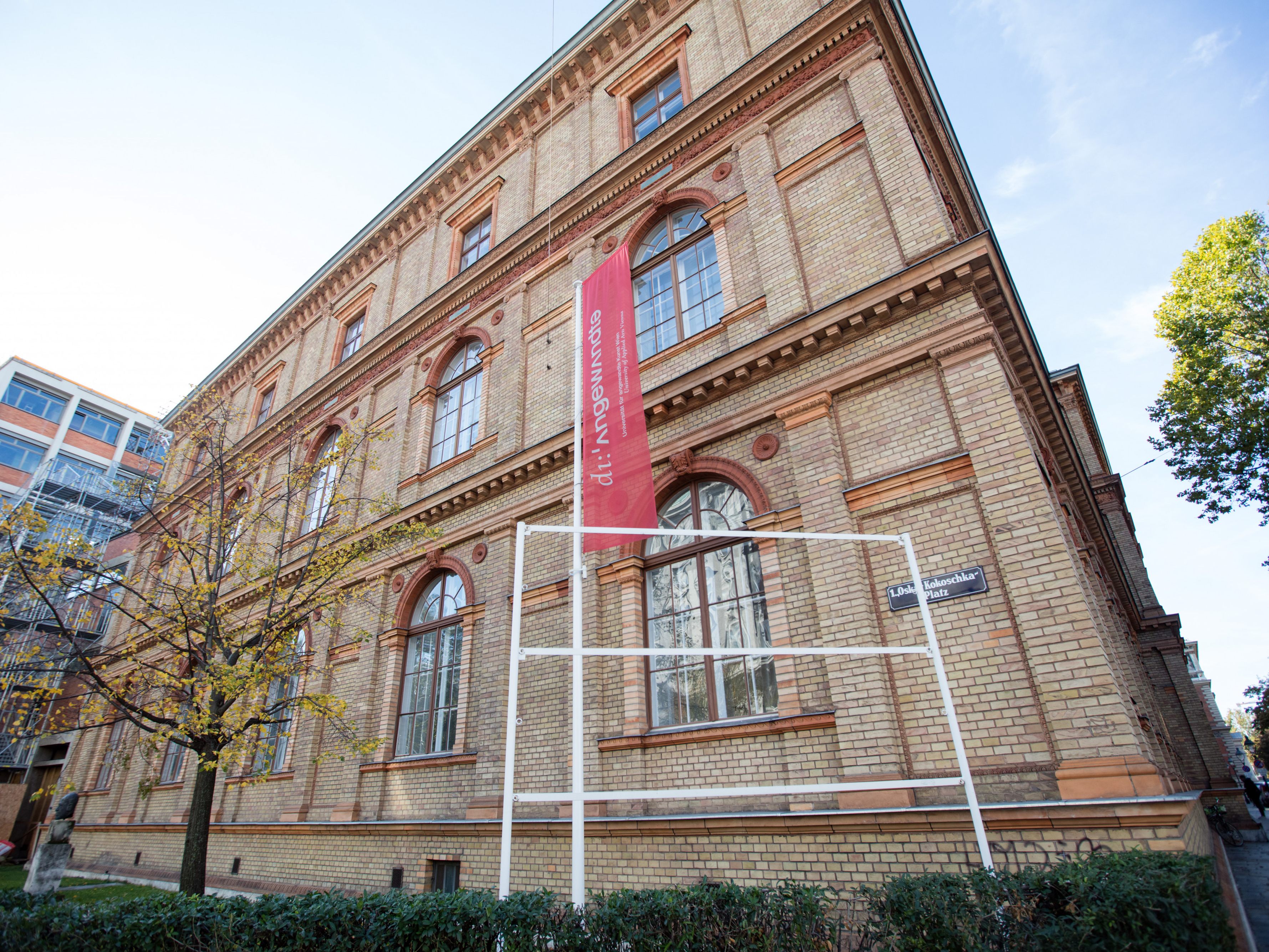 Die Escape-Box schaut zuerst bei der Wiener Universität für angewandte Kunst vorbei. Die Escape-Box schaut zuerst bei der Wiener Universität für angewandte Kunst vorbei.