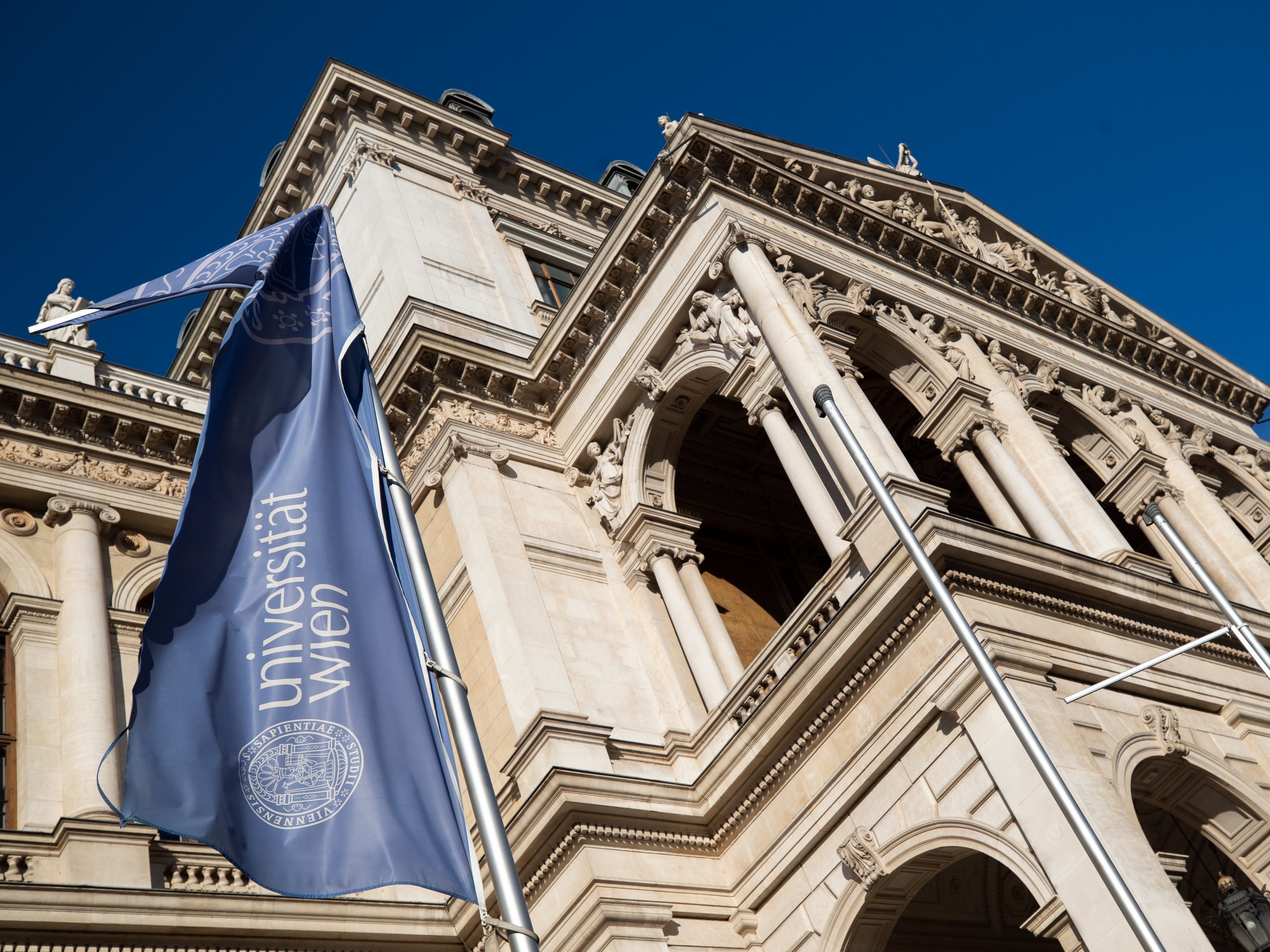 Beim haupteingang der Universität Wien bildete sich am Montag dank der Eintrittskontrollen zeitweise eine Schlange. Beim haupteingang der Universität Wien bildete sich am Montag dank der Eintrittskontrollen zeitweise eine Schlange.