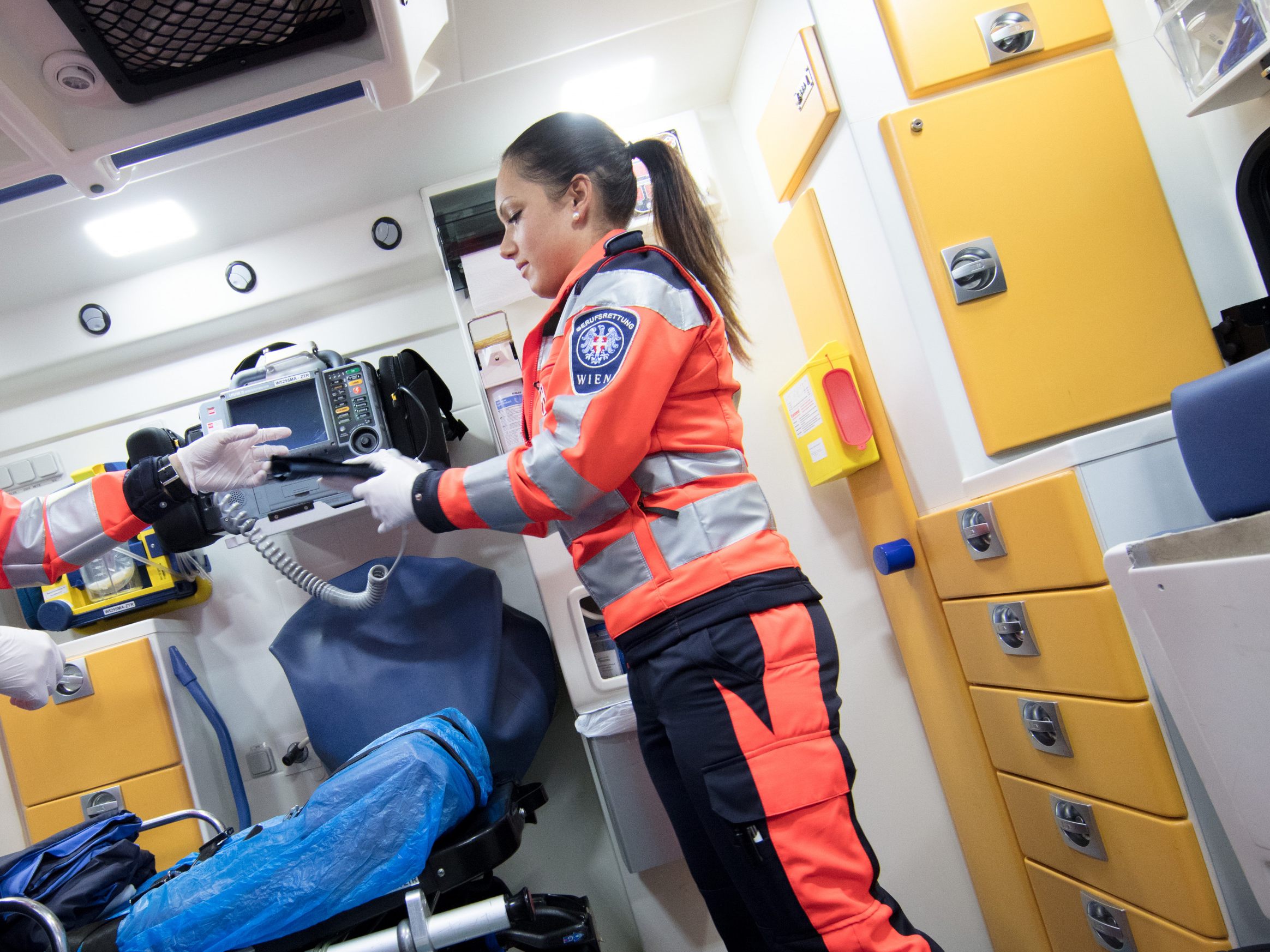 Eine 36-Jährige wurde am Freitag in Wien-Floridsdorf von einem Pkw angefahren. Sie musste notfallmedizinisch versorgt werden.