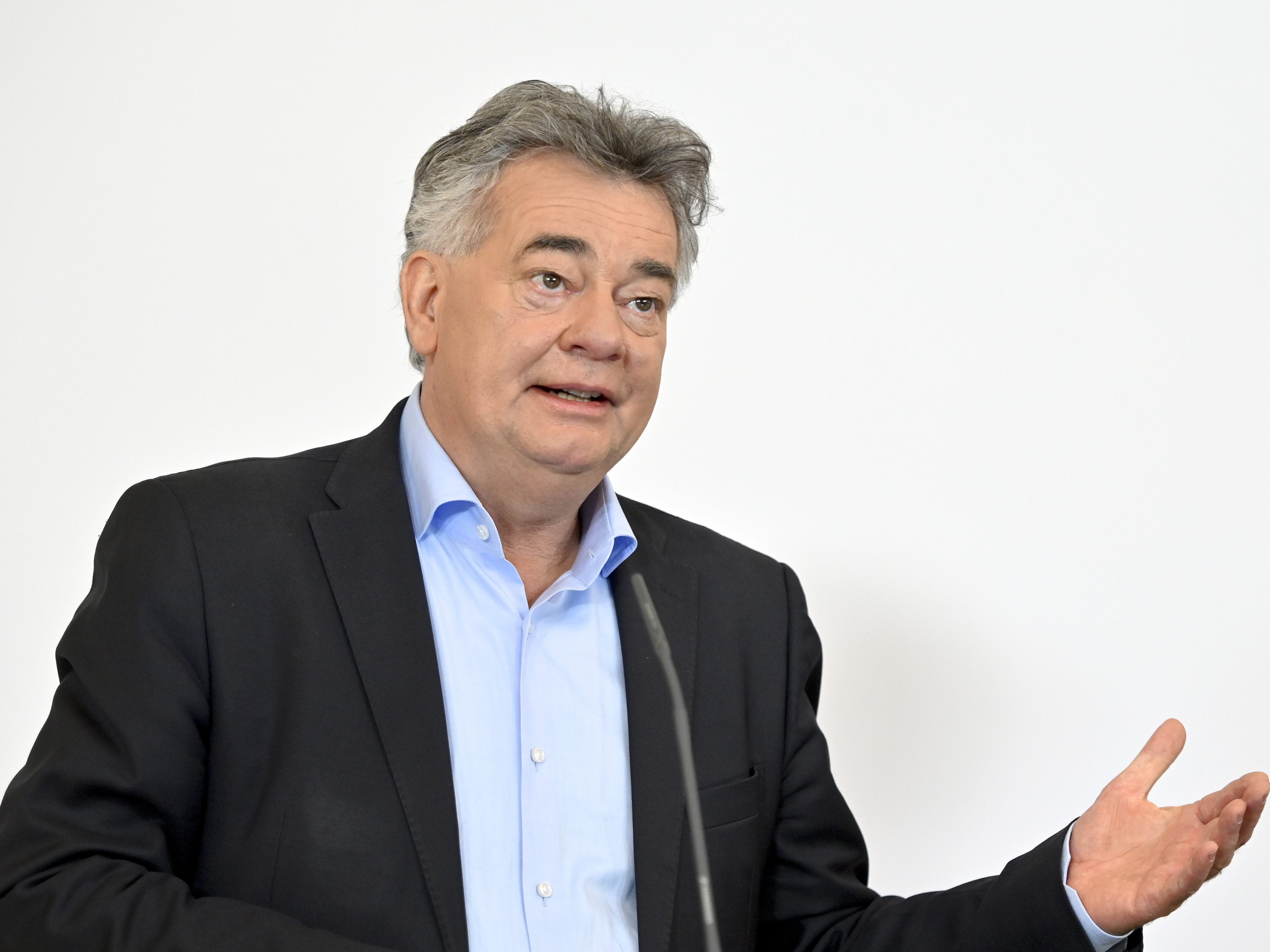 "Die Krise an der ÖVP-Spitze ist kein Grund, die Finanzierung wichtiger Projekte zu verzögern", teilte Werner Kogler der APA mit. "Die Krise an der ÖVP-Spitze ist kein Grund, die Finanzierung wichtiger Projekte zu verzögern", teilte Werner Kogler der APA mit.