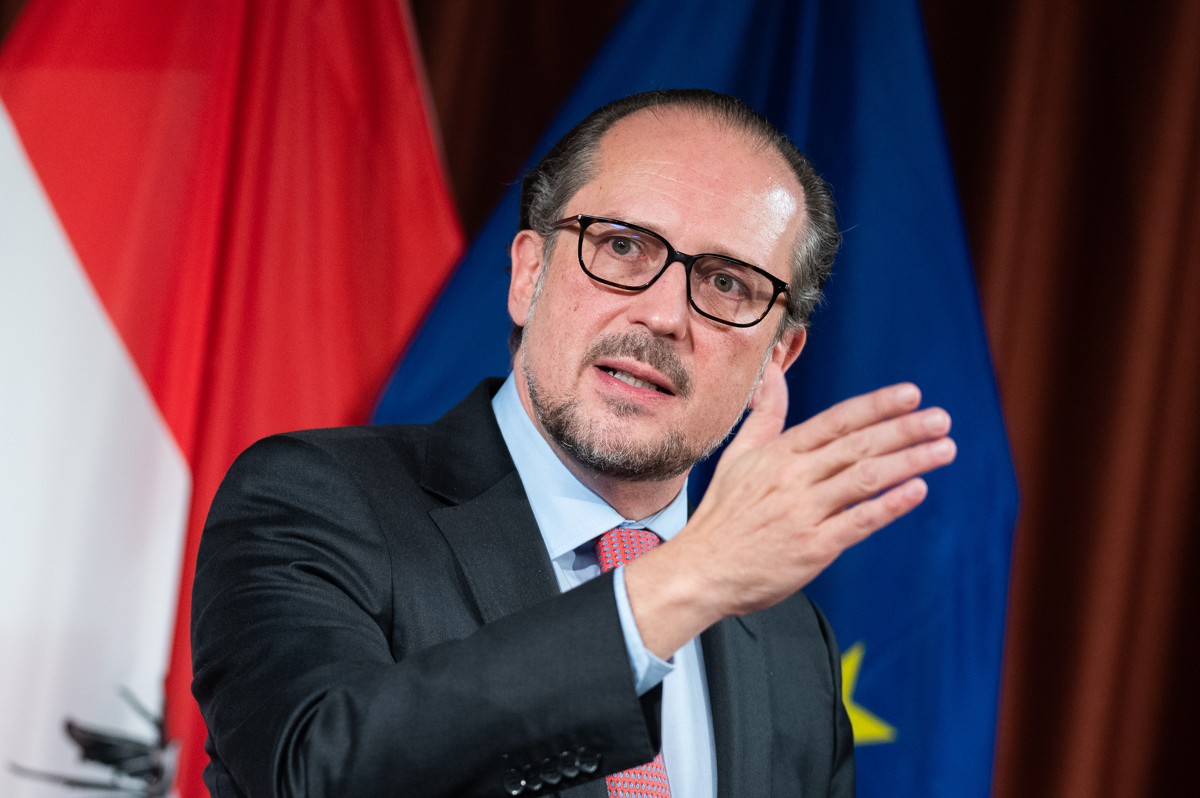 канцлер австрии сейчас 2022. австрийские политики. австрия президент и канцлер. министр иностранных дел европы албании. митингующие в вене.