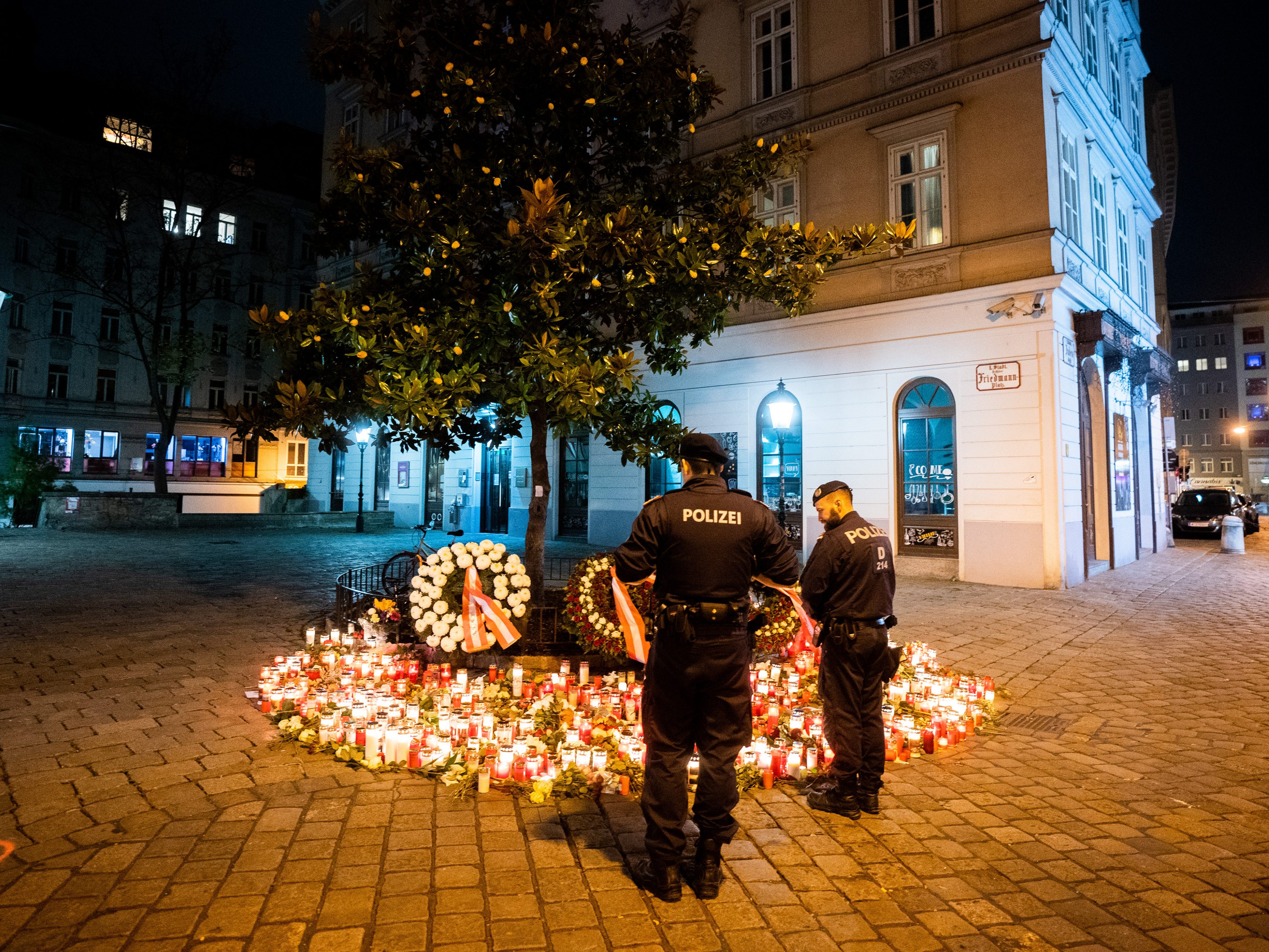 Der Wiener Landespolizeipräsident Gerhard Pürstl zieht ein positives Resüme über die Polizeiarbeit in der Nacht des Wiener Terroranschlages. Der Wiener Landespolizeipräsident Gerhard Pürstl zieht ein positives Resüme über die Polizeiarbeit in der Nacht des Wiener Terroranschlages.