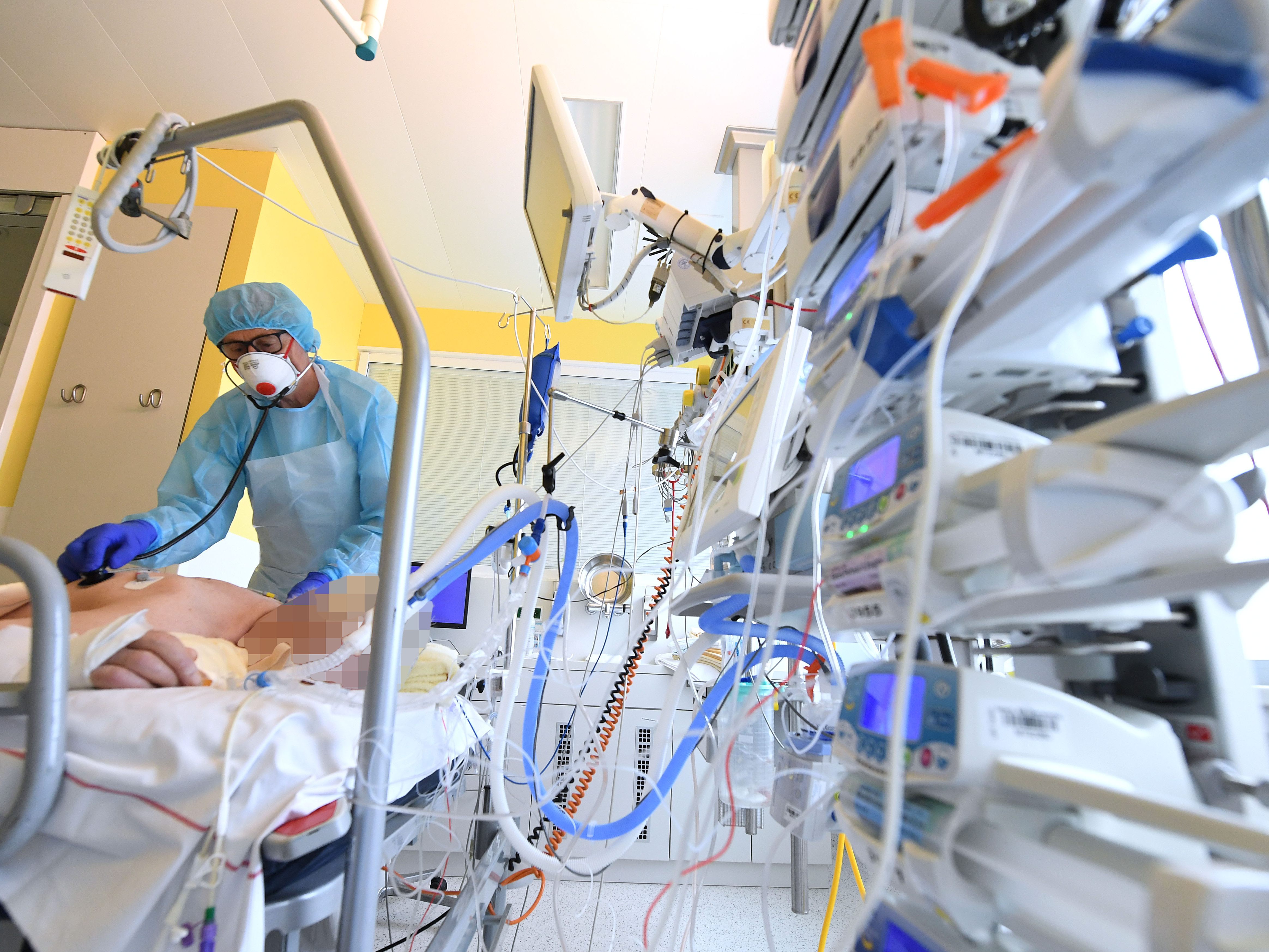 Das Covid-Prognosekonsortium rechnet mit einem Anstieg an Corona-Patientena auf Österreichs Intensivstationen von 300 bis 435 in den kommenden zwei Wochen. Das Covid-Prognosekonsortium rechnet mit einem Anstieg an Corona-Patientena auf Österreichs Intensivstationen von 300 bis 435 in den kommenden zwei Wochen.