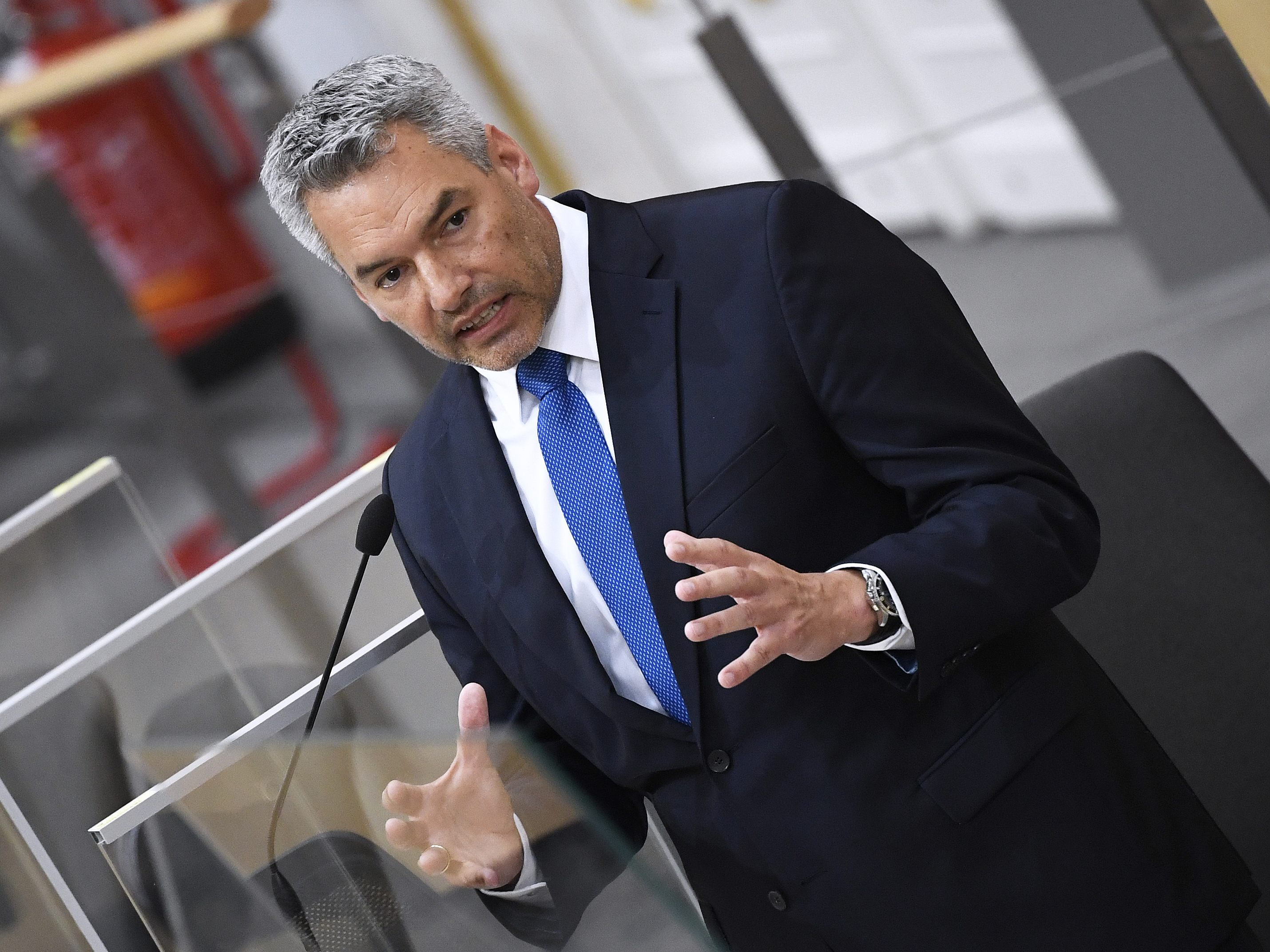 Innenminister Karl Nehammer (ÖVP) verteidigte das Vorgehen der Polizei im Fall eines Hilferufs einer Frau in Wien-Floridsdorf.