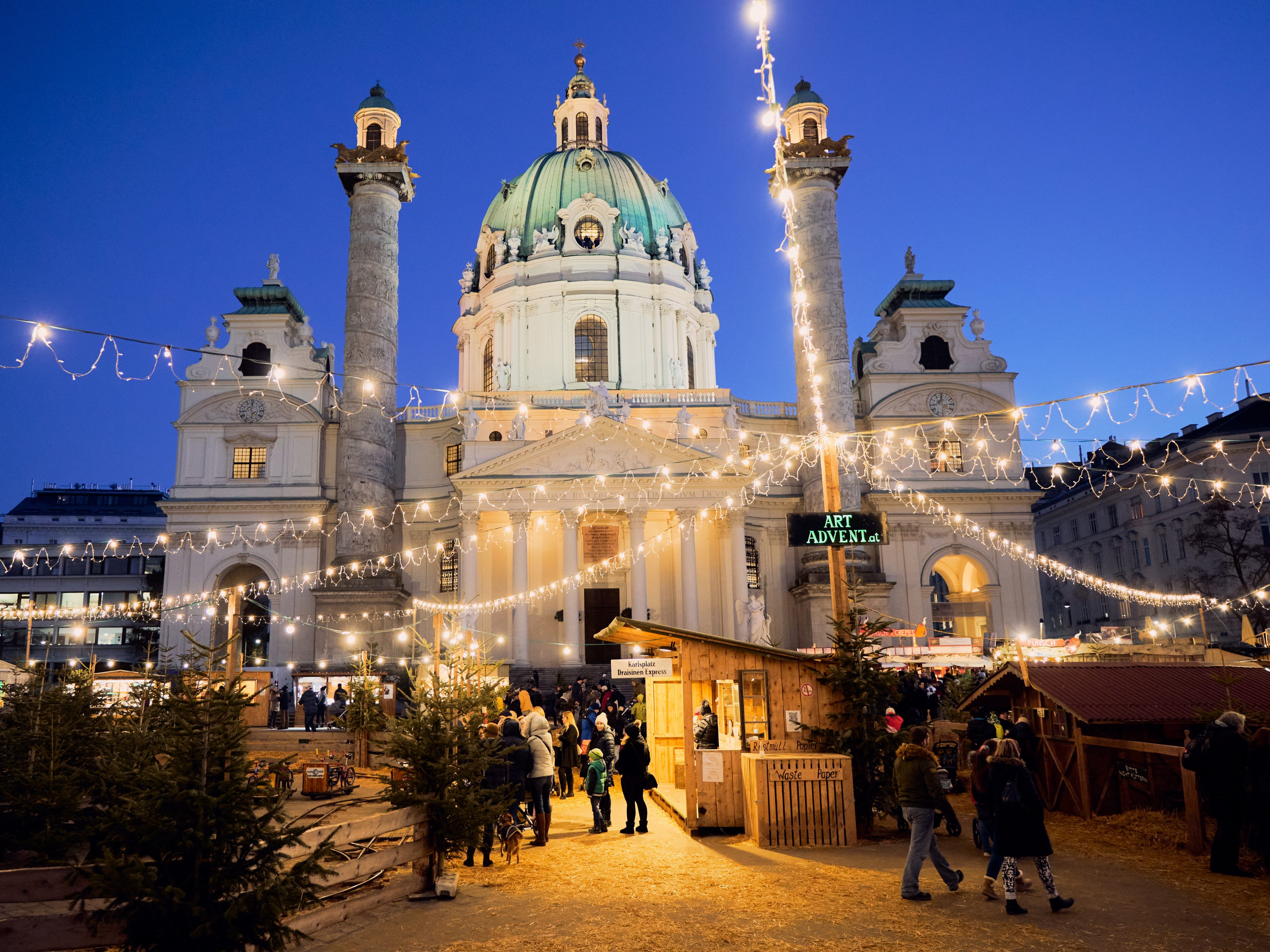 Die Wiener Weihnachtsmärkte, wie der am Karlsplatz, sollen 2021 stattfinden können.