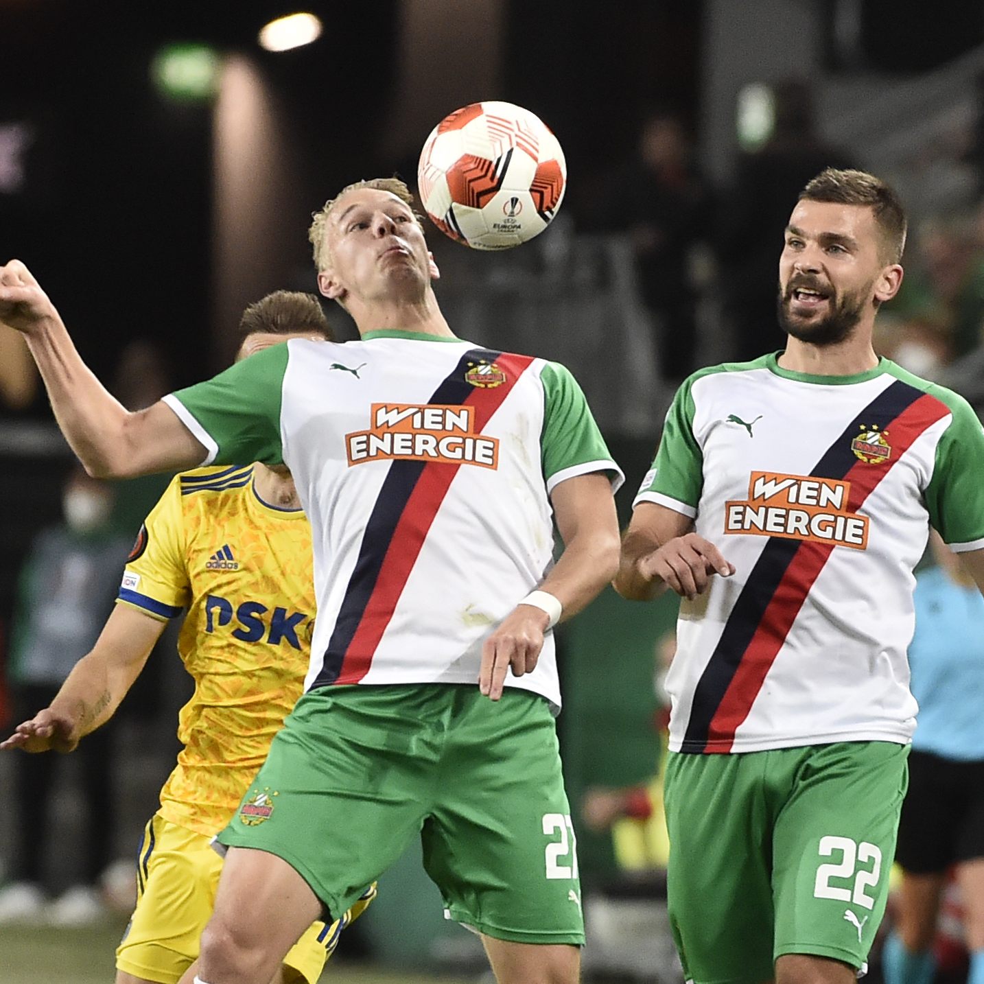 Grüll (l.) leitete mit seinem Führungstreffer den Rapid-Erfolg ein.