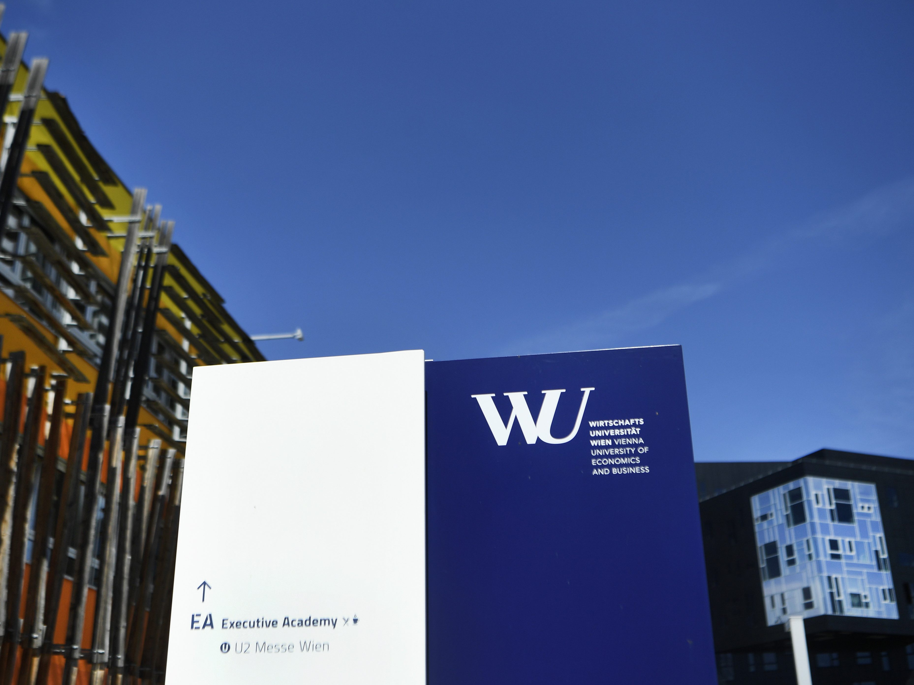Die Wirtschaftsuni Wien führt eine "Fast Line" für Geimpfte und Genesene ein. Die Wirtschaftsuni Wien führt eine "Fast Line" für Geimpfte und Genesene ein.