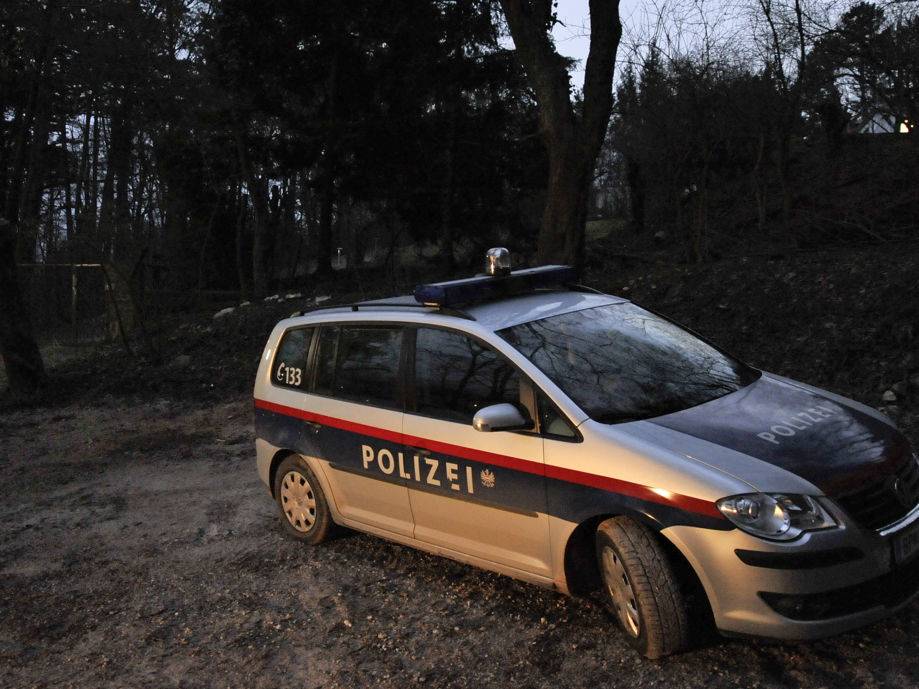 Die Polizei fand am Mittwoch eine Leiche in Moosbrunn. Es soll sich dabei um den mordverdächtigen Polizisten (44) handeln.