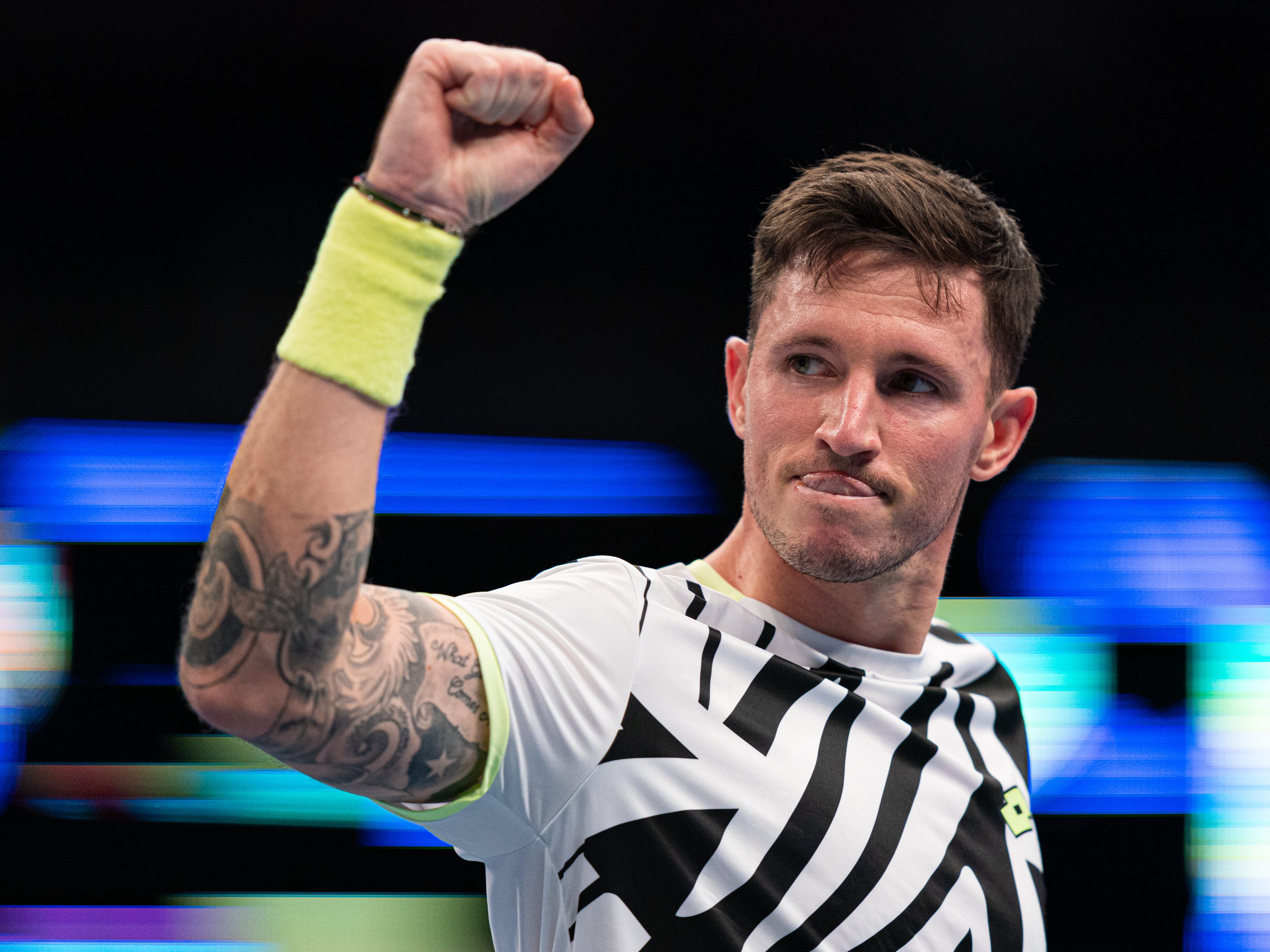 Novak schaffte den Einzug ins Achtelfinale ebenso wie die Top-Favoriten Tsitsipas und Zverev. Novak schaffte den Einzug ins Achtelfinale ebenso wie die Top-Favoriten Tsitsipas und Zverev.