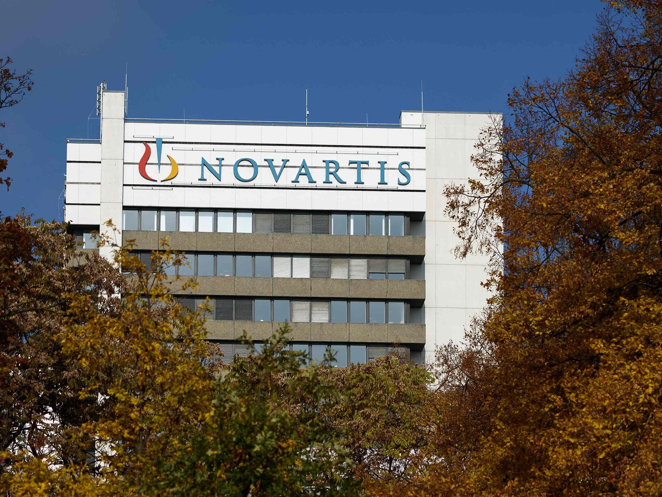 Der schweizer Konzern Novartis schloss einen neuen Vertrag mit dem Corona-Impfstoffhersteller Biontech ab. Der schweizer Konzern Novartis schloss einen neuen Vertrag mit dem Corona-Impfstoffhersteller Biontech ab.