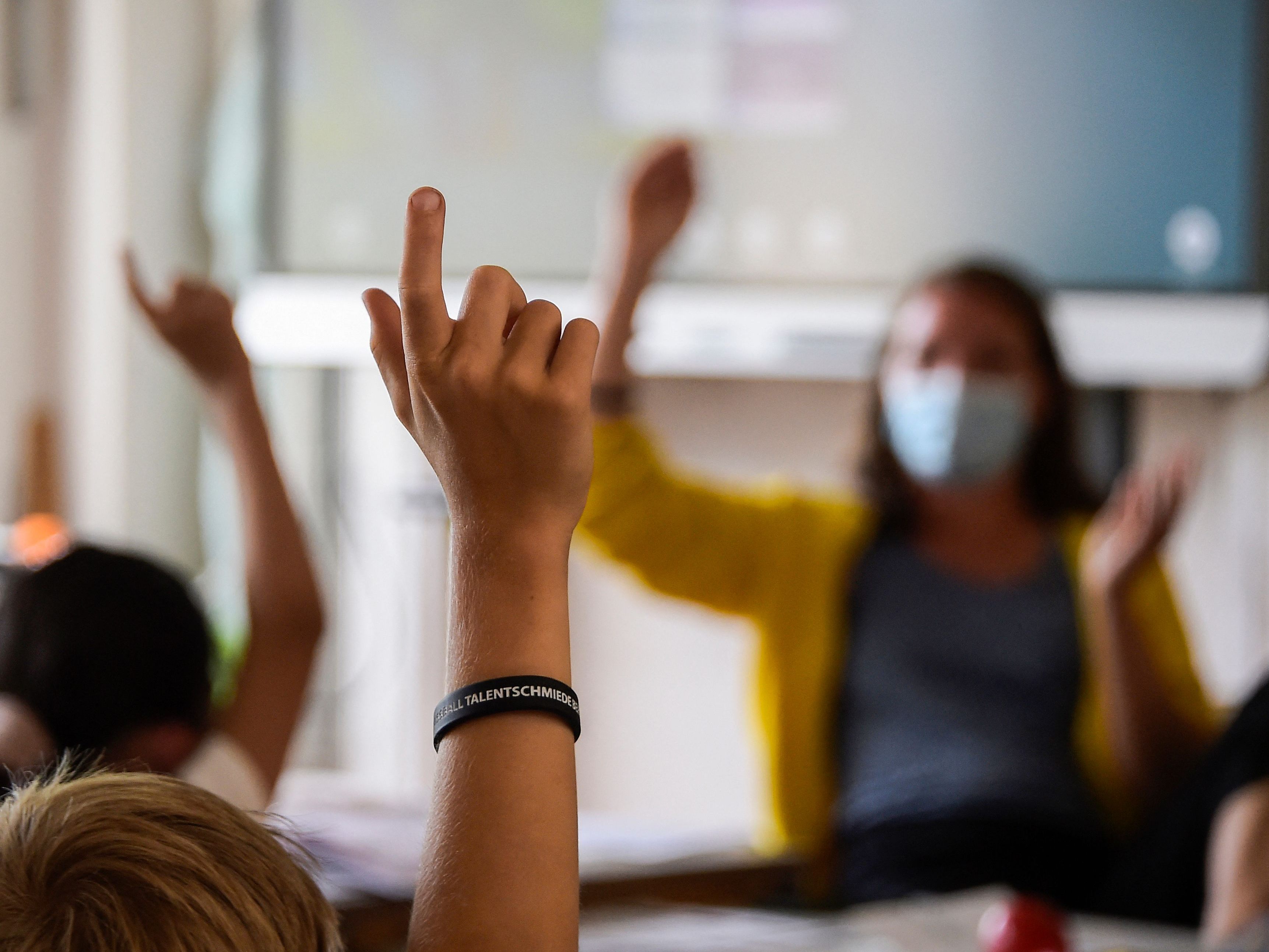 Die Zahl der positiven Corona-Tests, die an den Schulen erfasst wurden, ist vierstellig. Die Zahl der positiven Corona-Tests, die an den Schulen erfasst wurden, ist vierstellig.