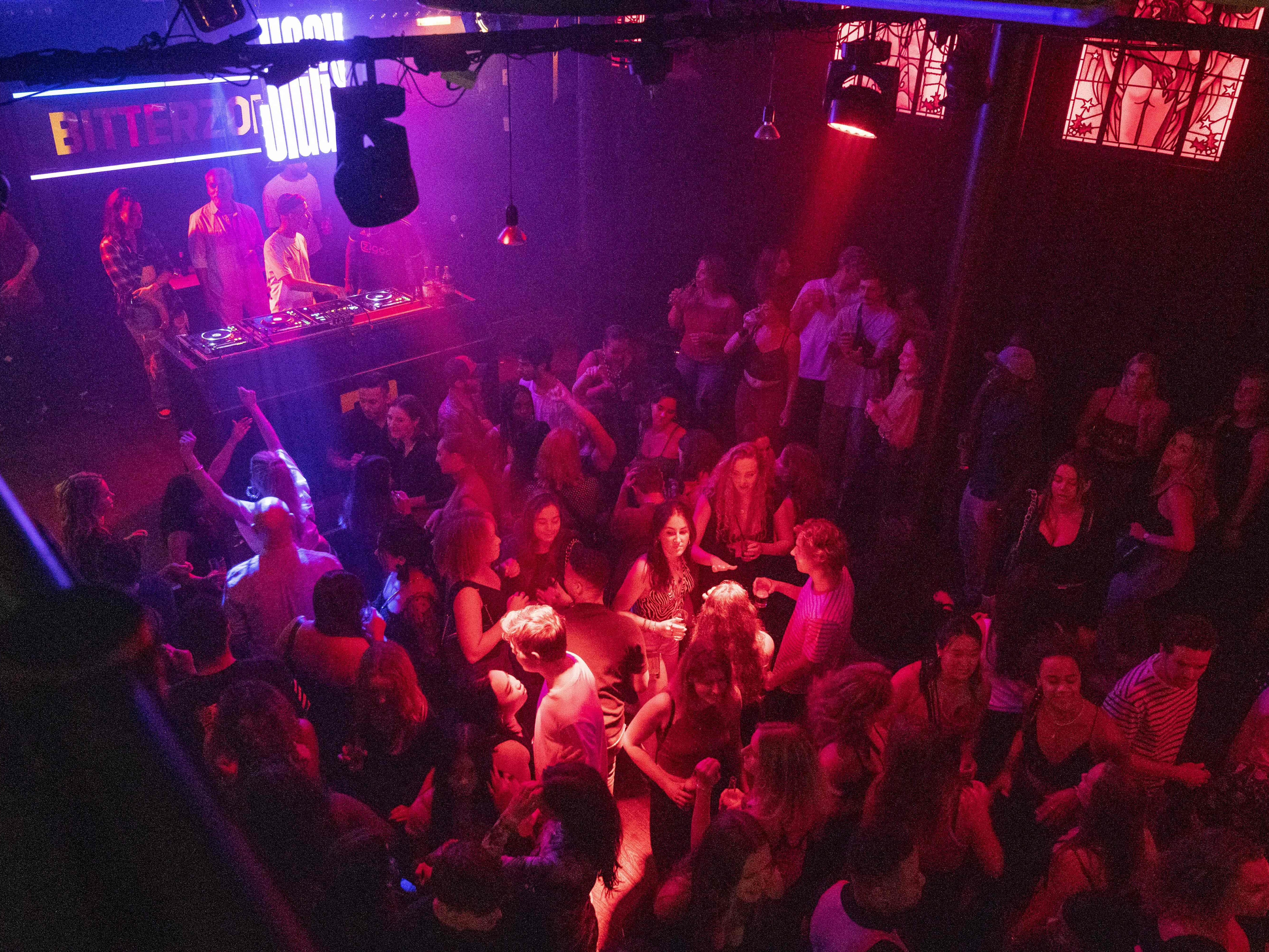 Wiener Nachtgastronome kritisieren, dass in Nachtclubs in Wien nur feiern darf, wer Geimpft oder Genesen ist. Wiener Nachtgastronome kritisieren, dass in Nachtclubs in Wien nur feiern darf, wer Geimpft oder Genesen ist.