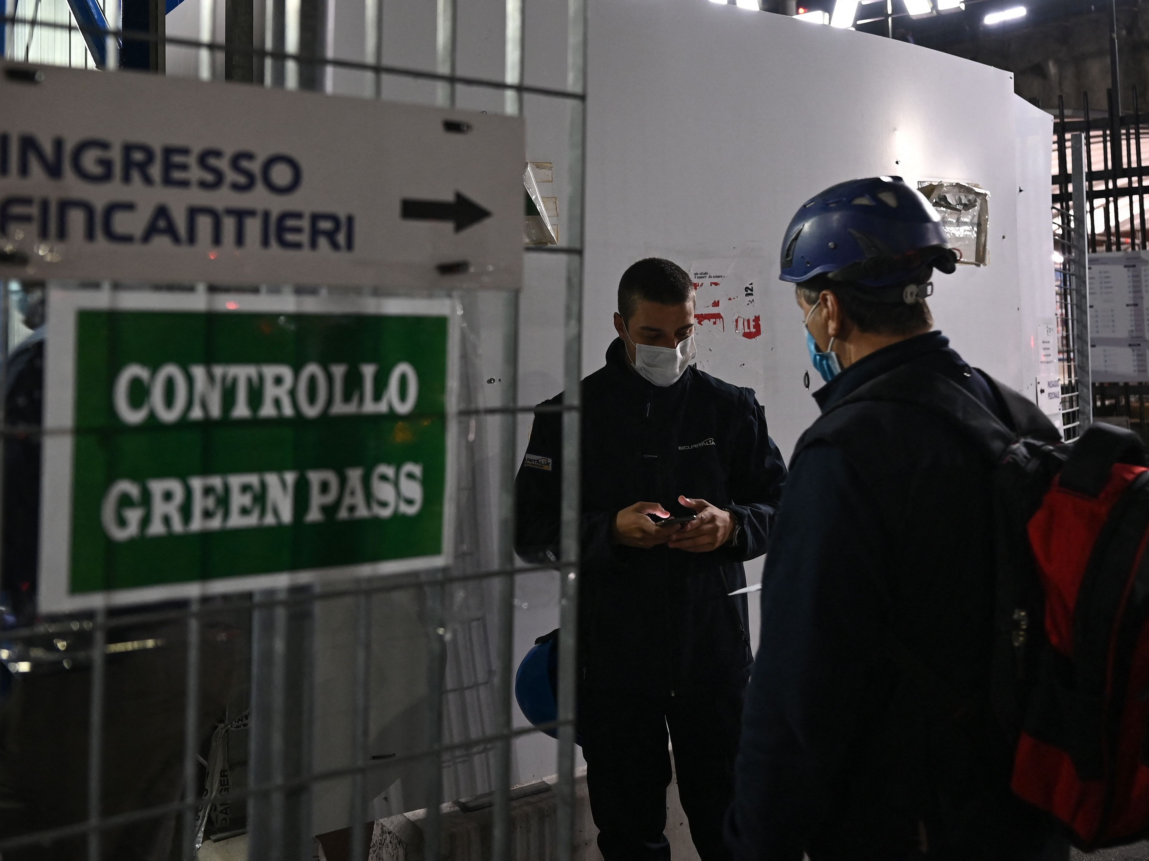 Der Corona-Pass für die ganze Arbeitswelt tritt in Italien in Kraft. Der Corona-Pass für die ganze Arbeitswelt tritt in Italien in Kraft.