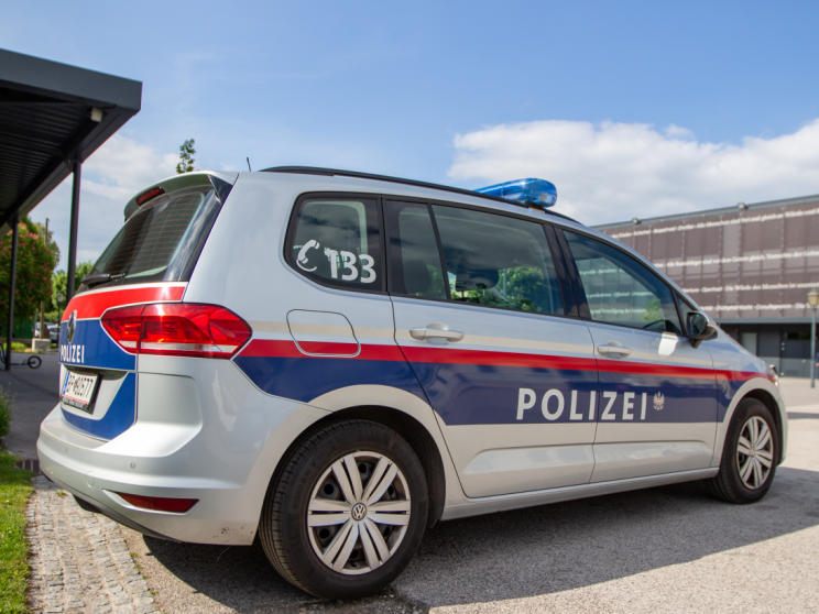 Drei Jugendliche wollten 13-Jährige ausrauben. Ein 14-jähriger Türke konnte angehalten werden, die anderen Täter konnten flüchten. Die Wiener Polizei ermittelt.