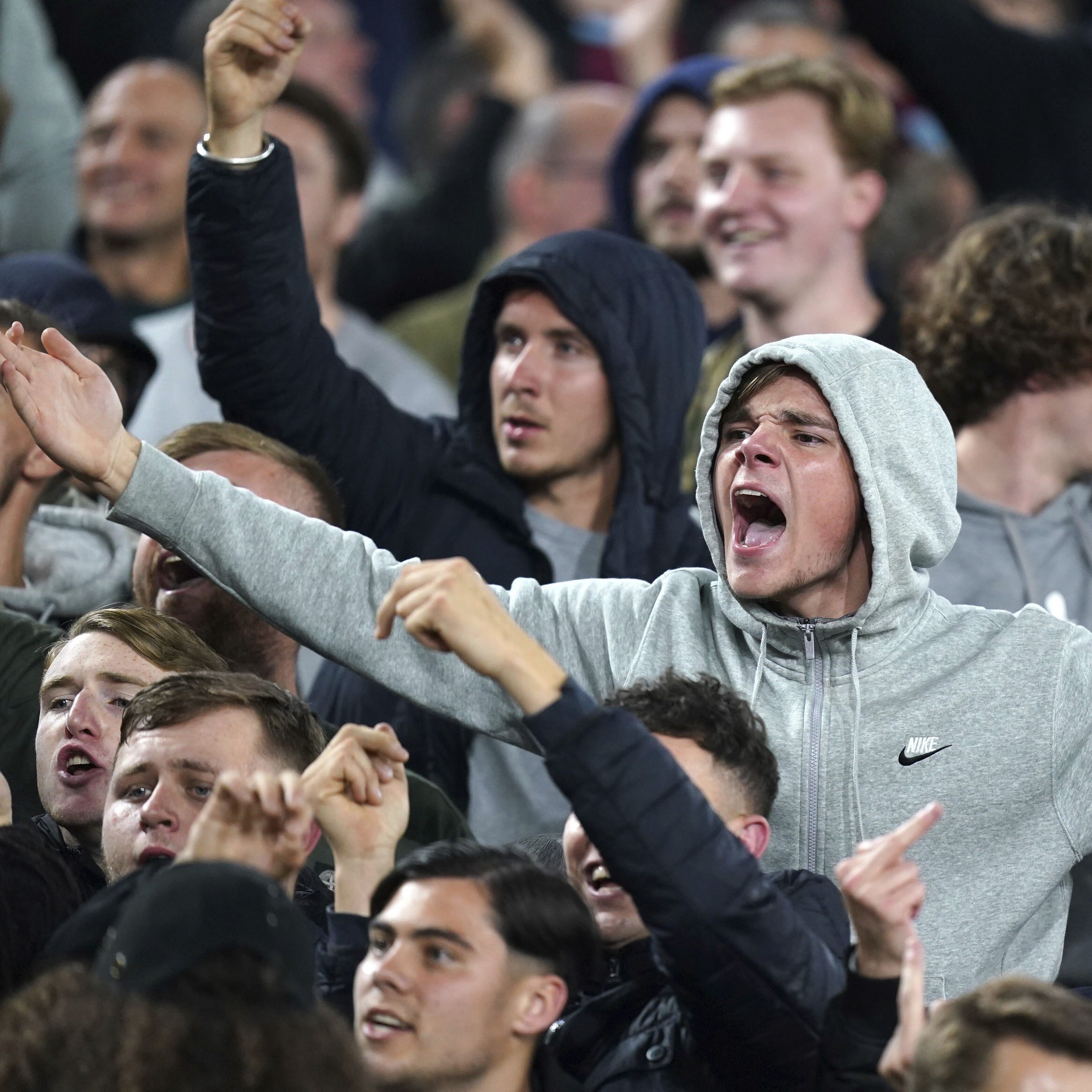 Beim Europa-League-Spiel West Ham United gegen Rapid Wien (0:2) kam es zu Tumulten zwischen den Fans.