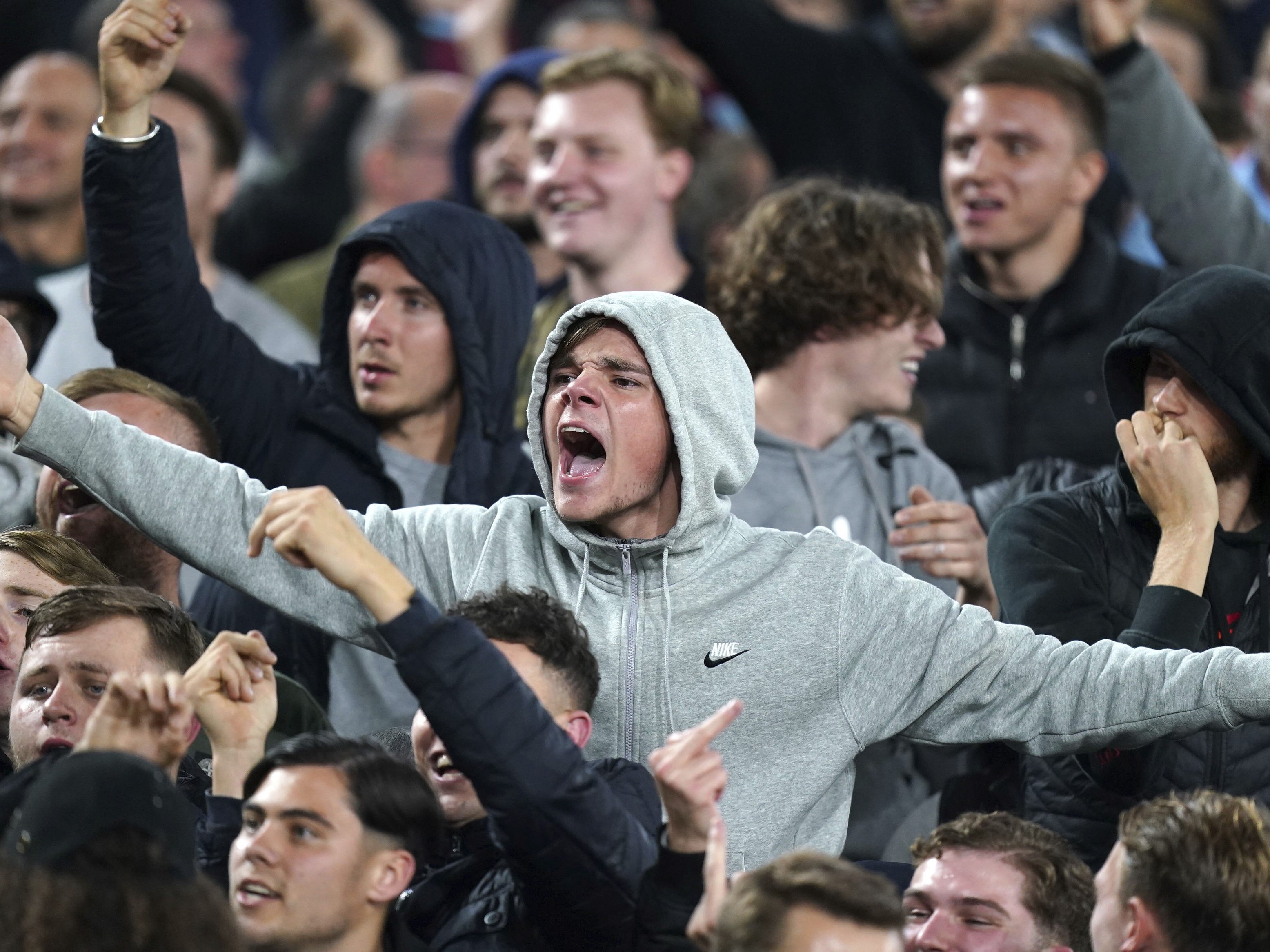 Beim Europa-League-Spiel West Ham United gegen Rapid Wien (0:2) kam es zu Tumulten zwischen den Fans.