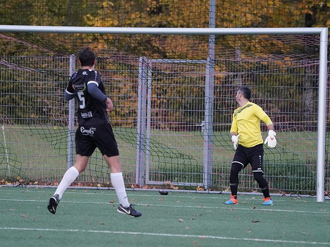 Der Schuss von Julian Spiegel schlug zum 2:2-Ausgleich ein