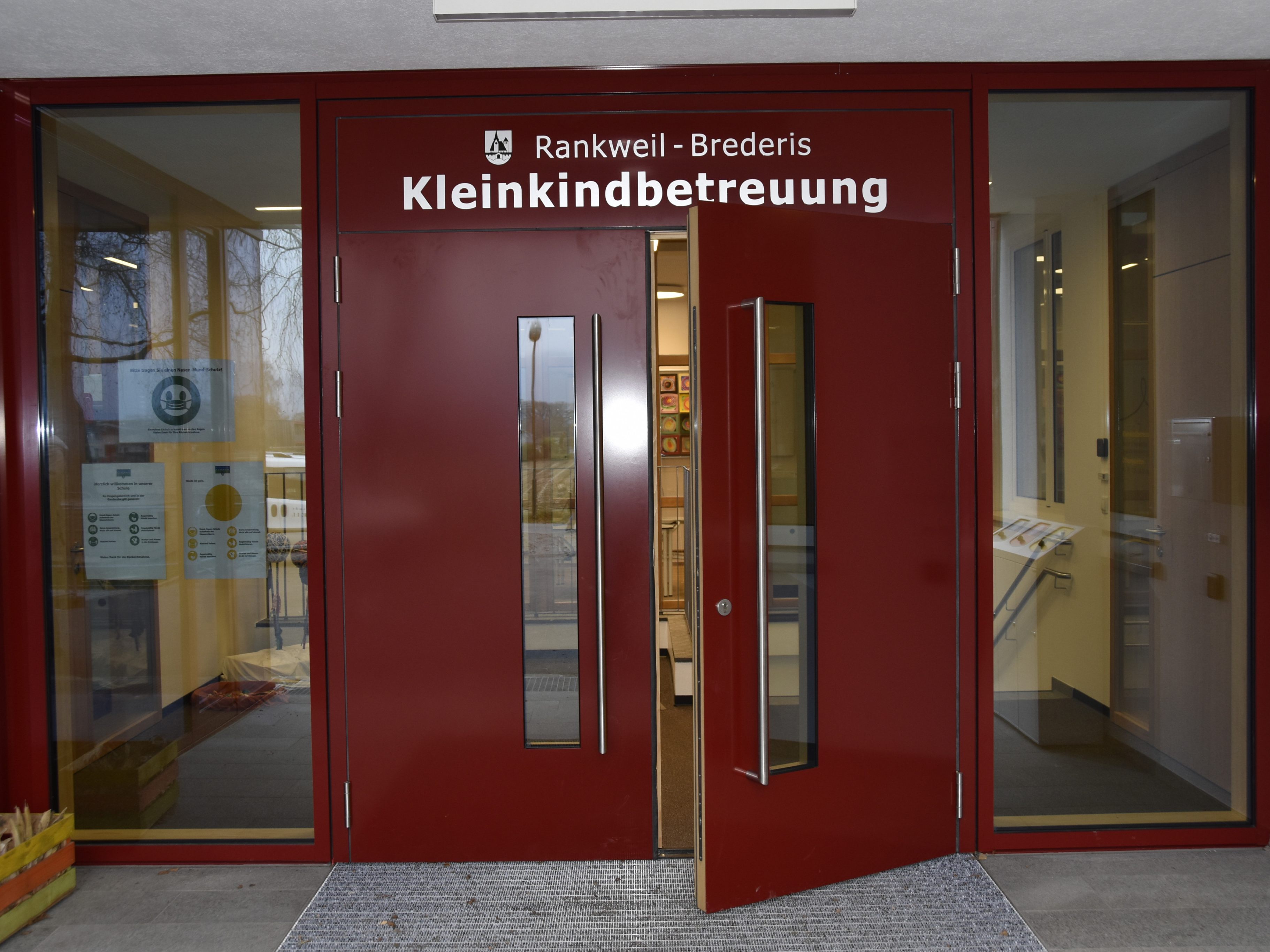 Eingang Kinderbetreuung Brederis