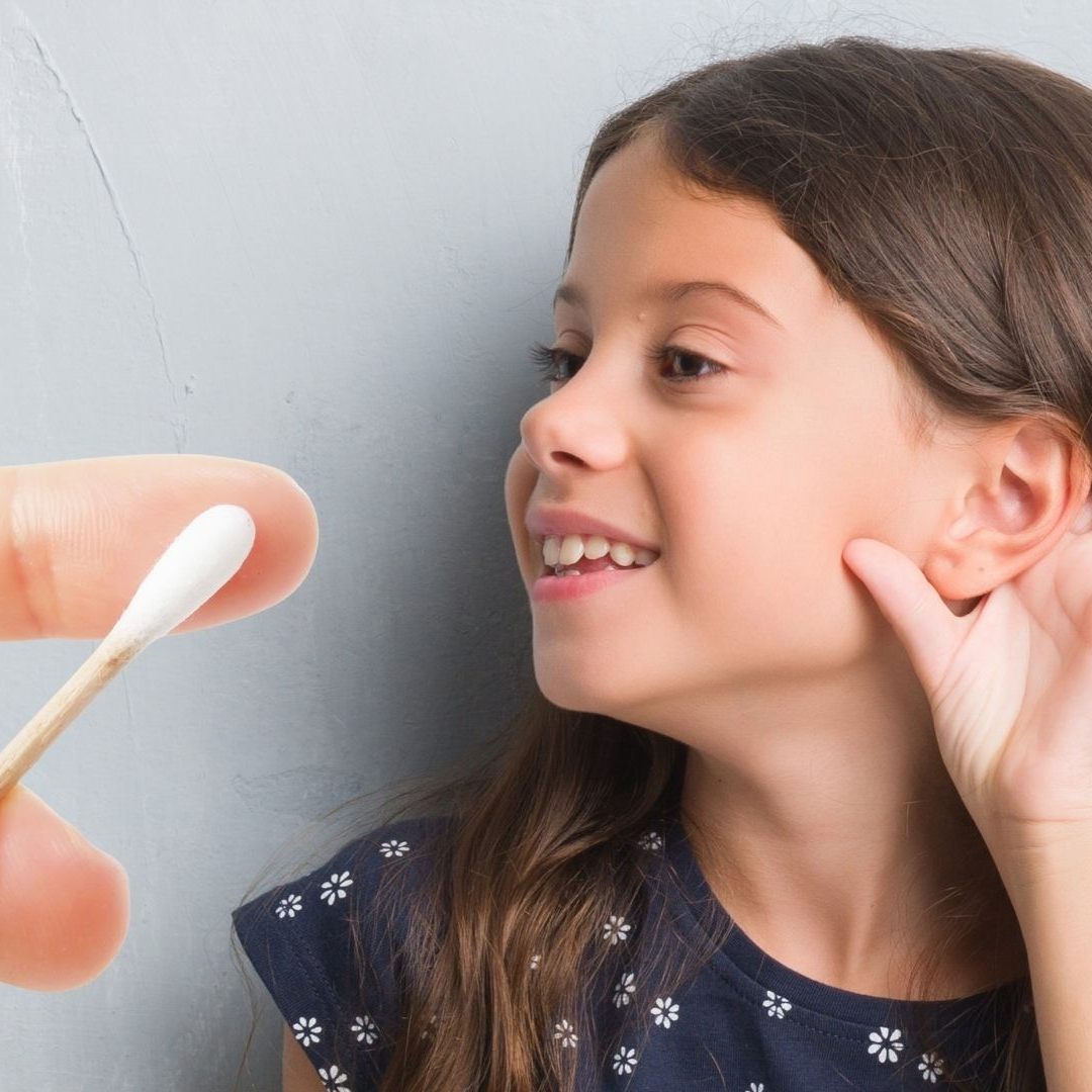 Die meisten Menschen putzen ihre Ohren mit Wattestäbchen.
