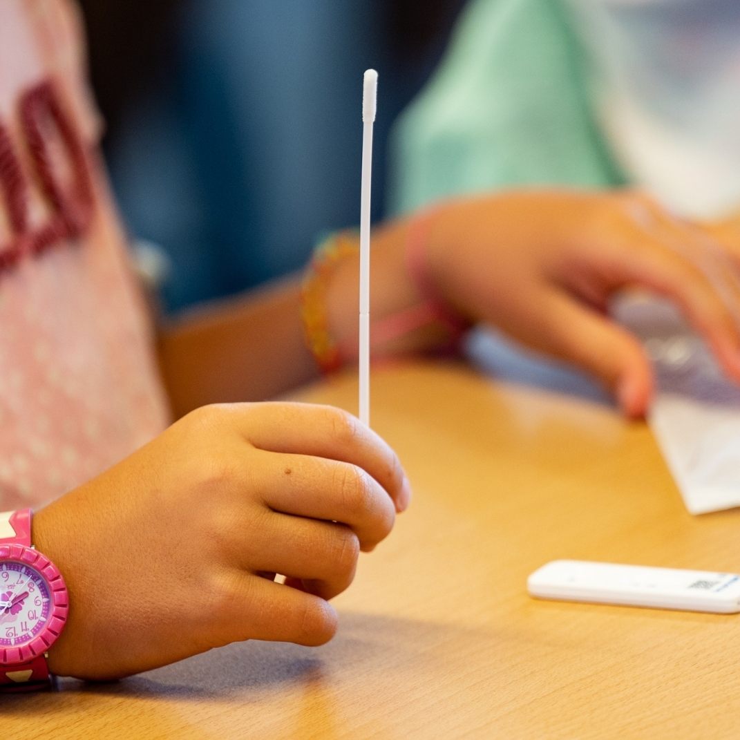 Für Geimpfte und Genesene endet das Testen an Schulen, für alle anderen geht es ganz normal weiter.