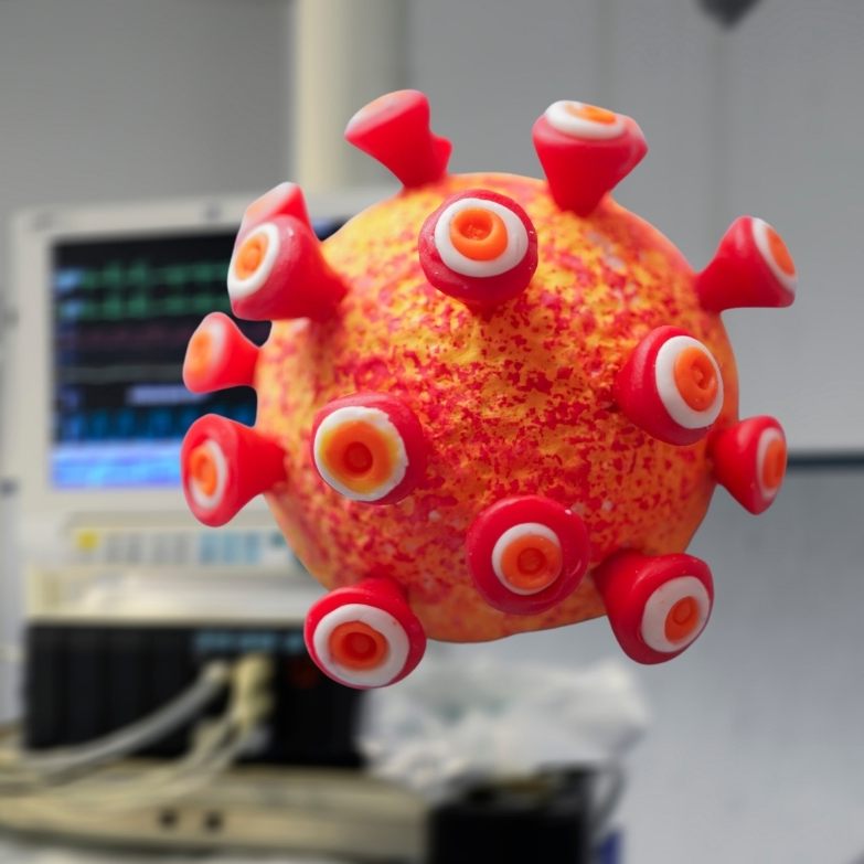 Was die Infektionszahlen betrifft, rechnet das Prognose-Konsortium in mittelbarer Zukunft mit im Schnitt 1.800 neuen Fällen pro Tag.