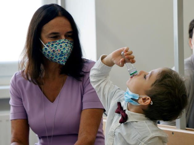 Insgesamt wurden 1.200 Schülerinnen und Schüler in ganz Österreich positiv auf das Coronavirus getestet.