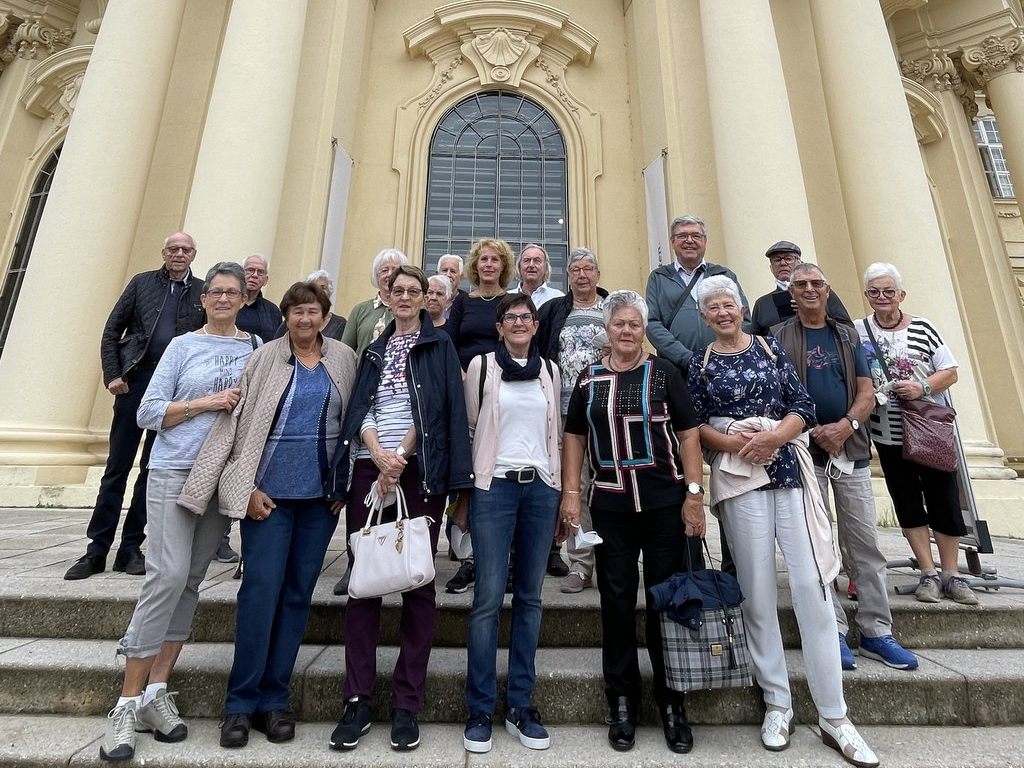 Die Reisegruppe vor dem Stift Klosterneuburg Die Reisegruppe vor dem Stift Klosterneuburg