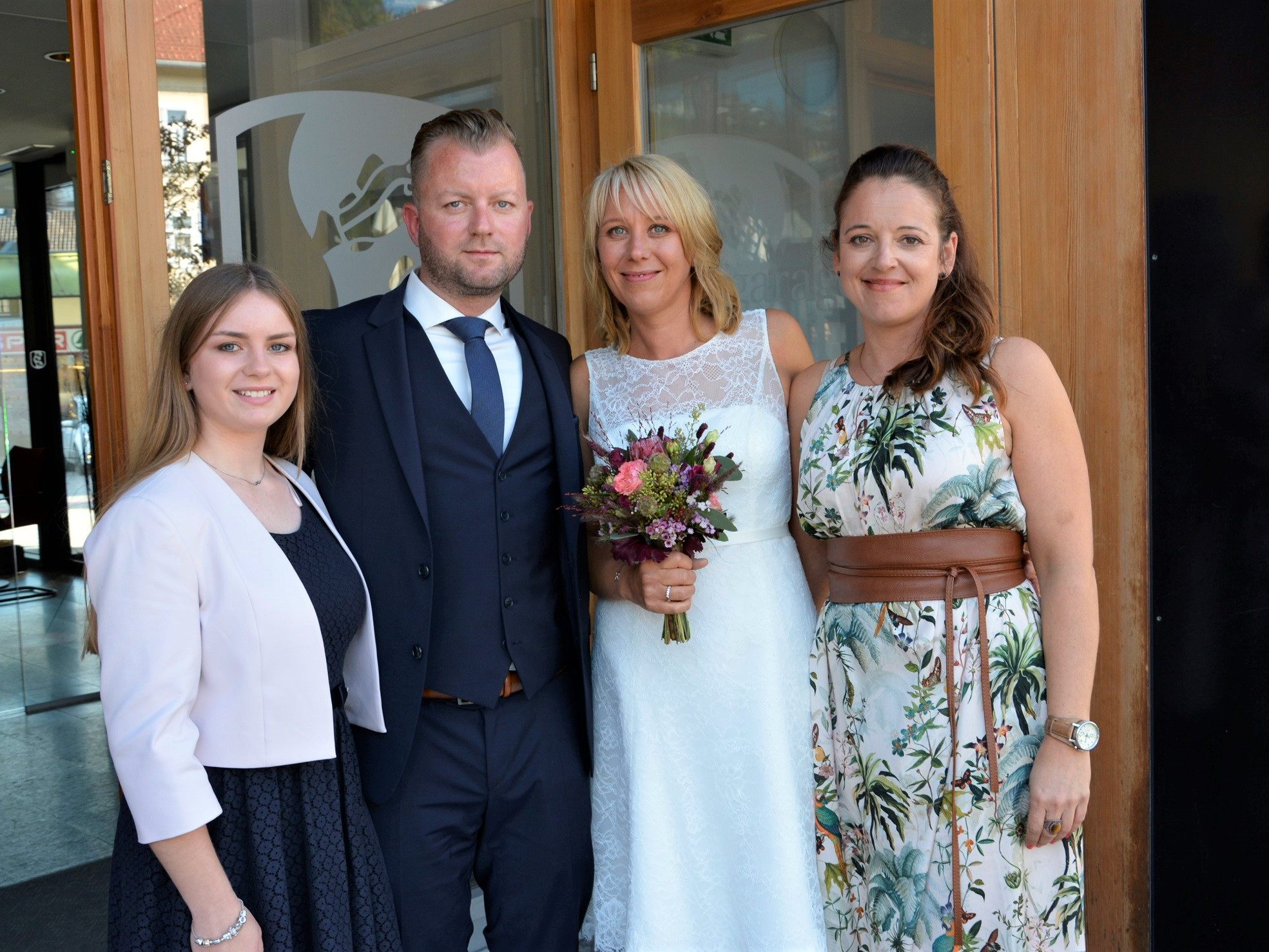 Das Brautpaar mit den Trauzeugen bei der standesamtlichen Hochzeit in Schwarzach.. Das Brautpaar mit den Trauzeugen bei der standesamtlichen Hochzeit in Schwarzach..
