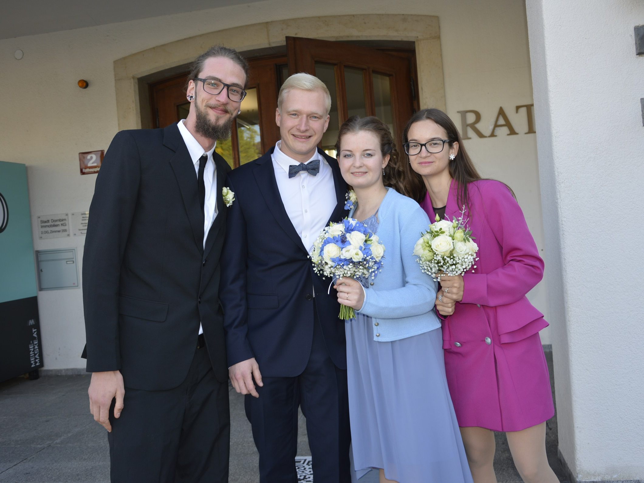 Das Brautpaar mit den Trauzeugen bei der standesamtlichen Hochzeit in Dornbirn. Das Brautpaar mit den Trauzeugen bei der standesamtlichen Hochzeit in Dornbirn.